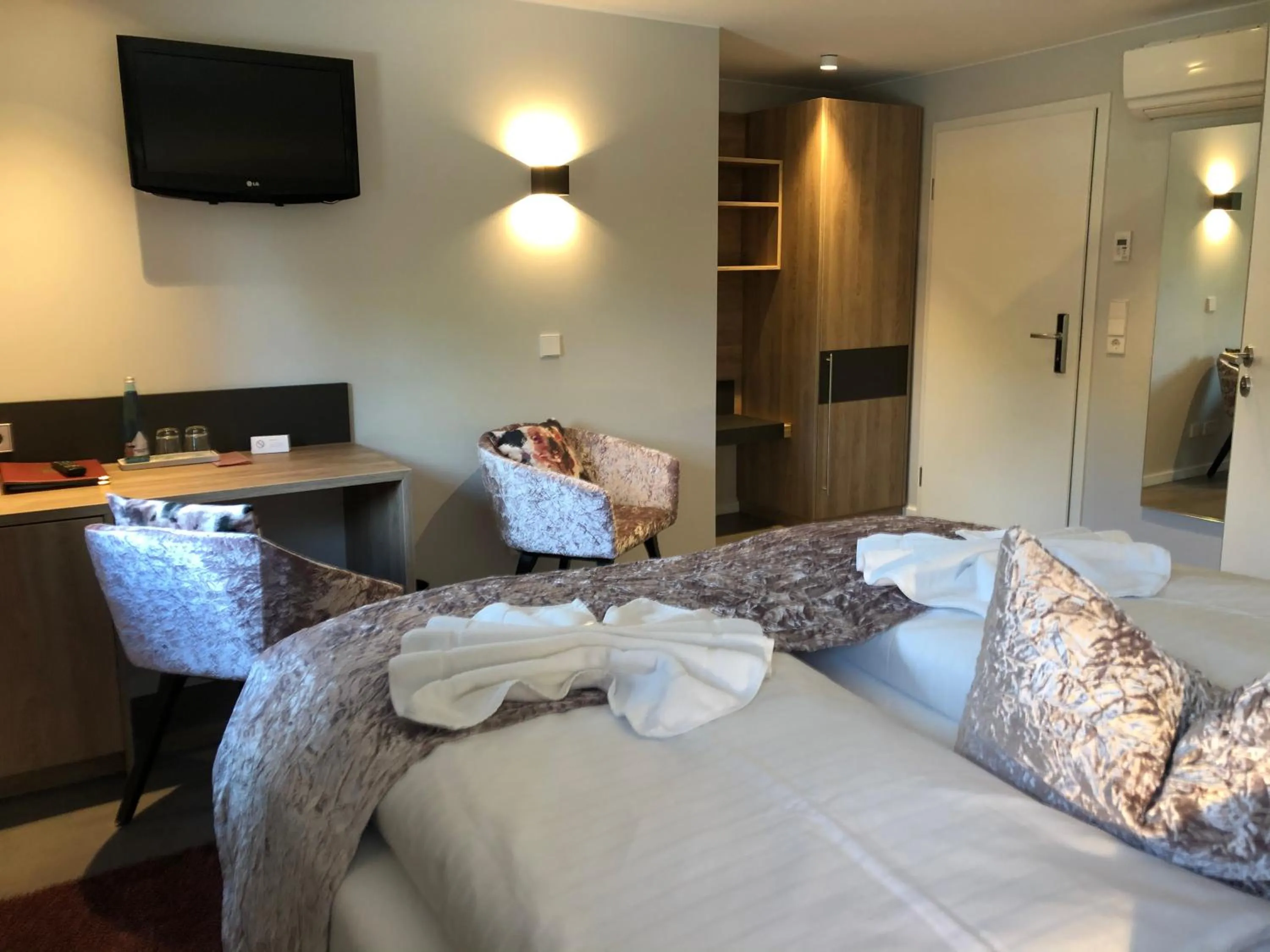 Photo of the whole room, Bed in Hotel Restaurant Der Engel, Sasbachwalden