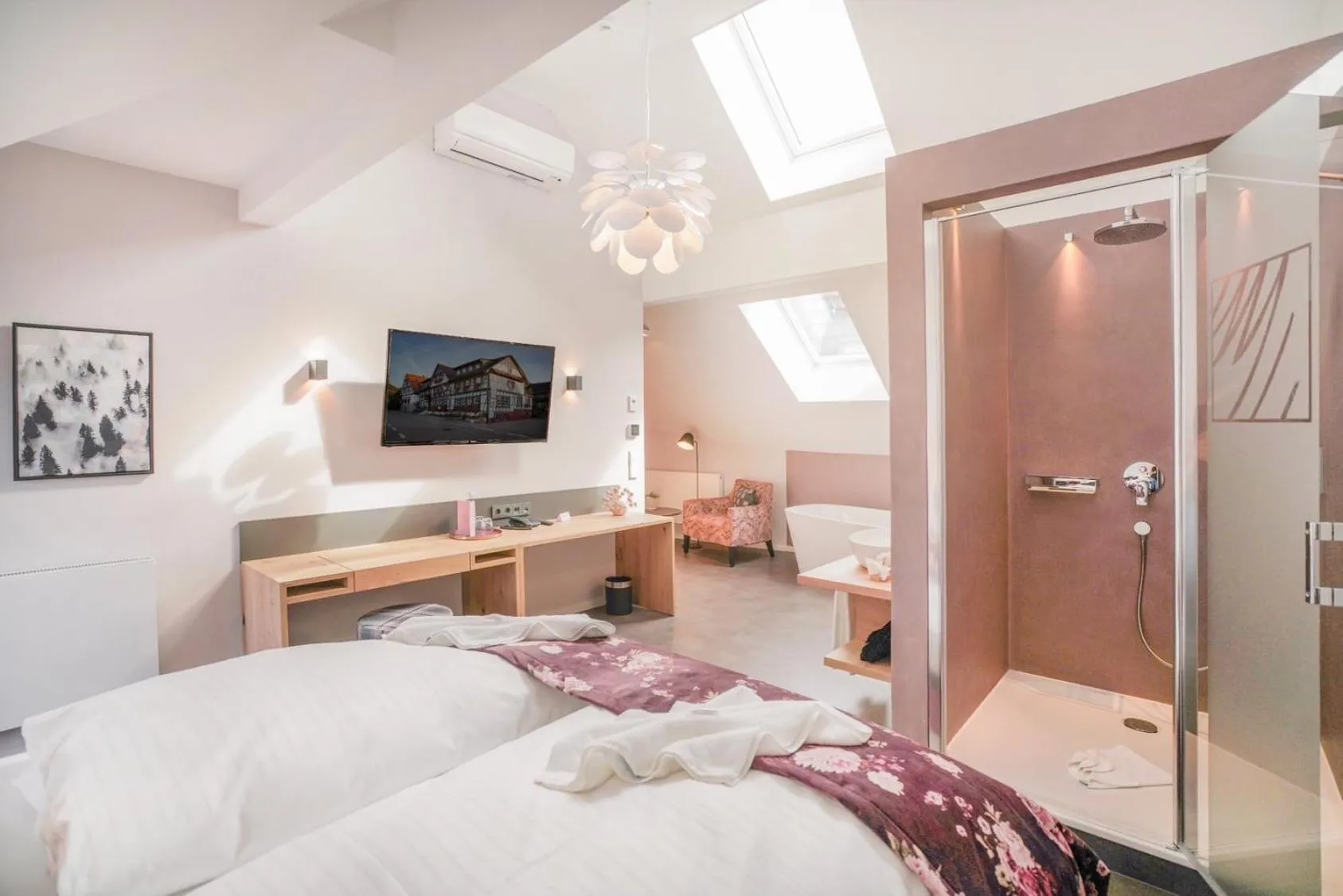 Photo of the whole room, Bed in Hotel Restaurant Der Engel, Sasbachwalden