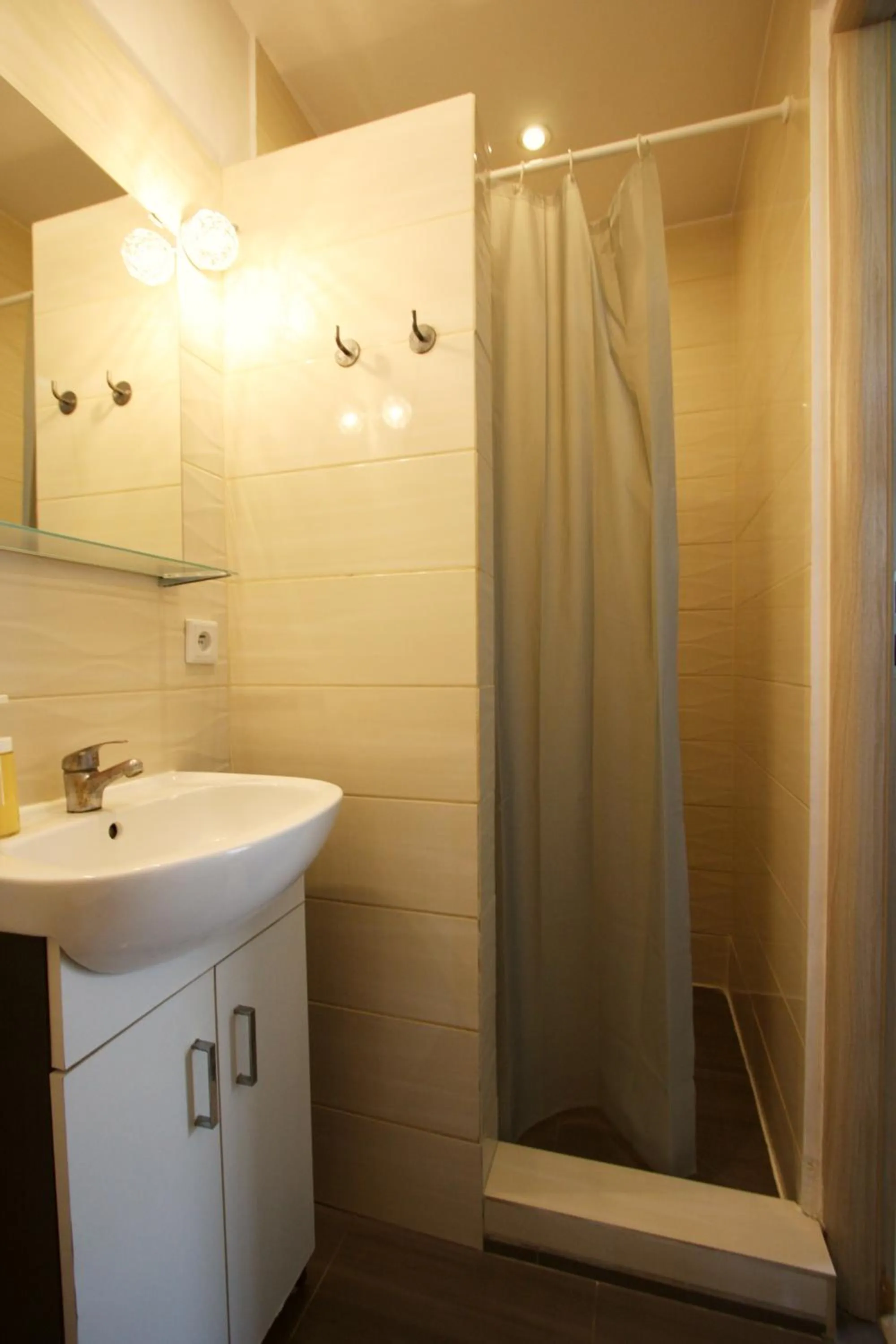 Shower in Pokoje Nadrzeczna 45