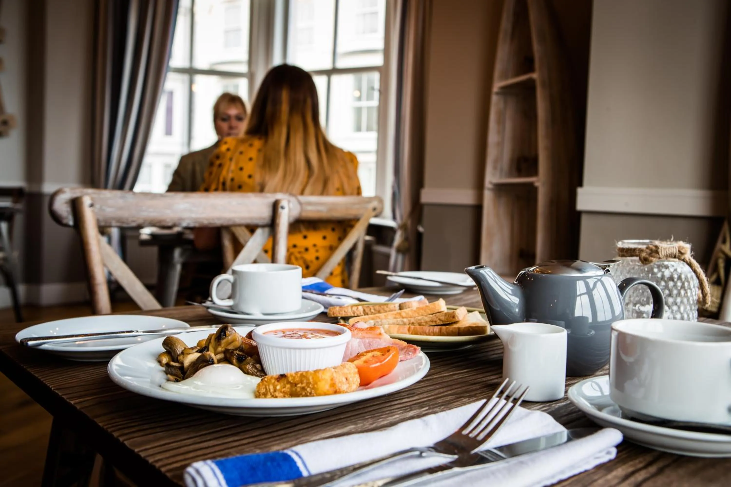 Food and drinks in Delmont Hotel & View Restaurant