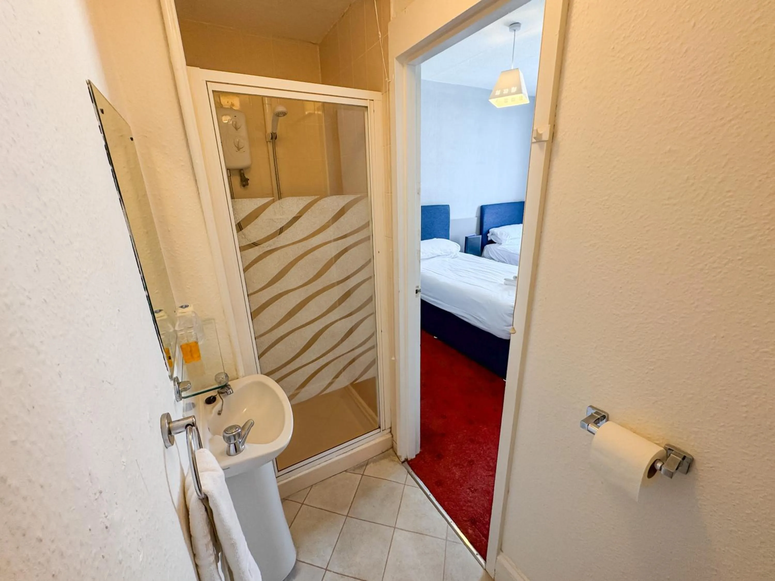 Shower in Delmont Hotel & View Restaurant