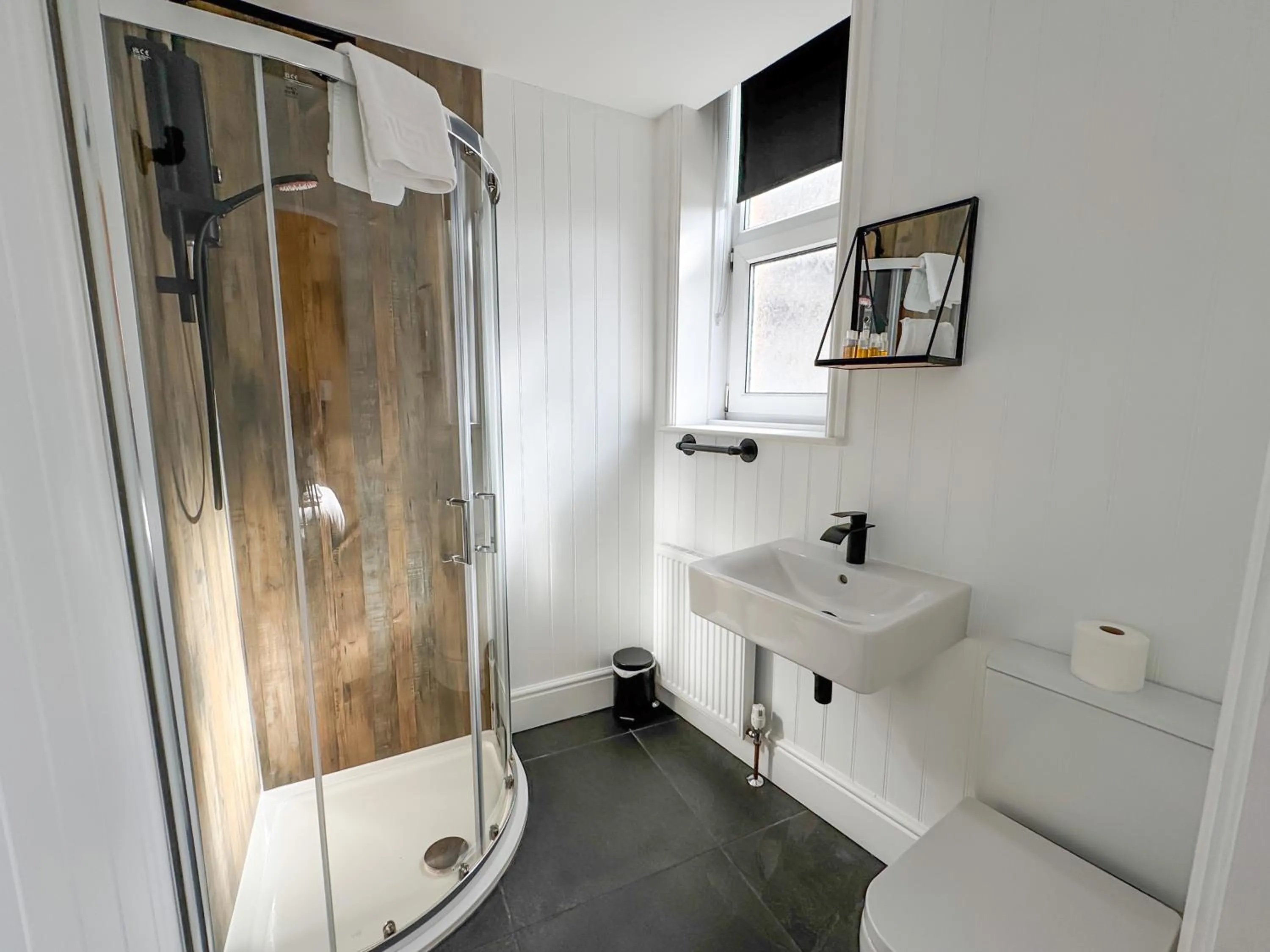 Shower in Delmont Hotel & View Restaurant