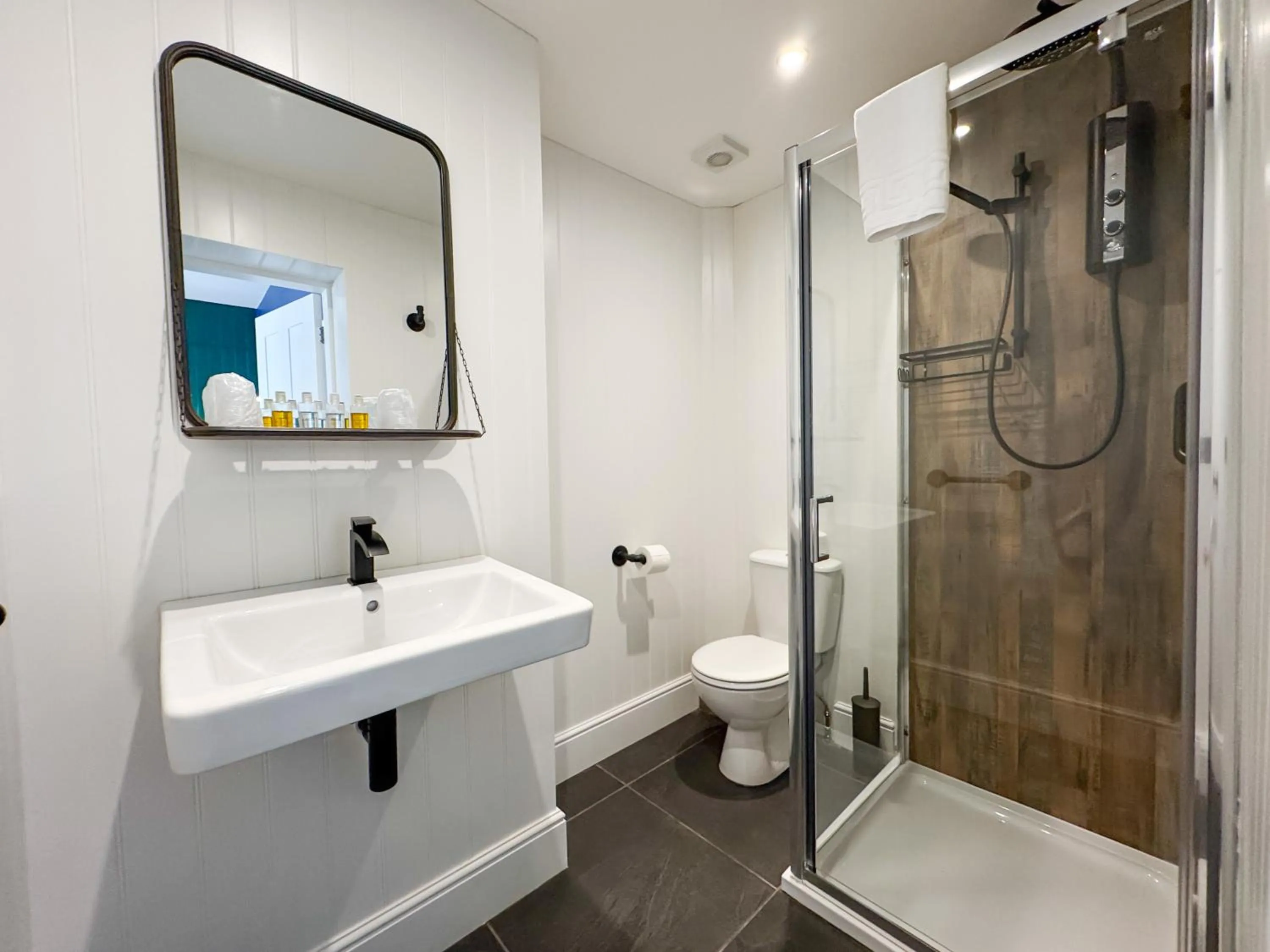 Shower in Delmont Hotel & View Restaurant