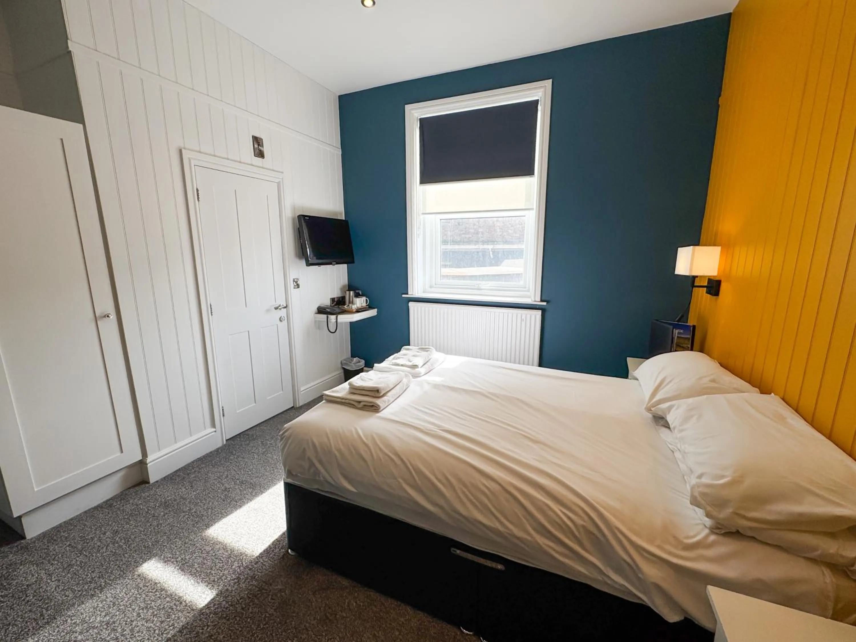 Bedroom, Bed in Delmont Hotel & View Restaurant