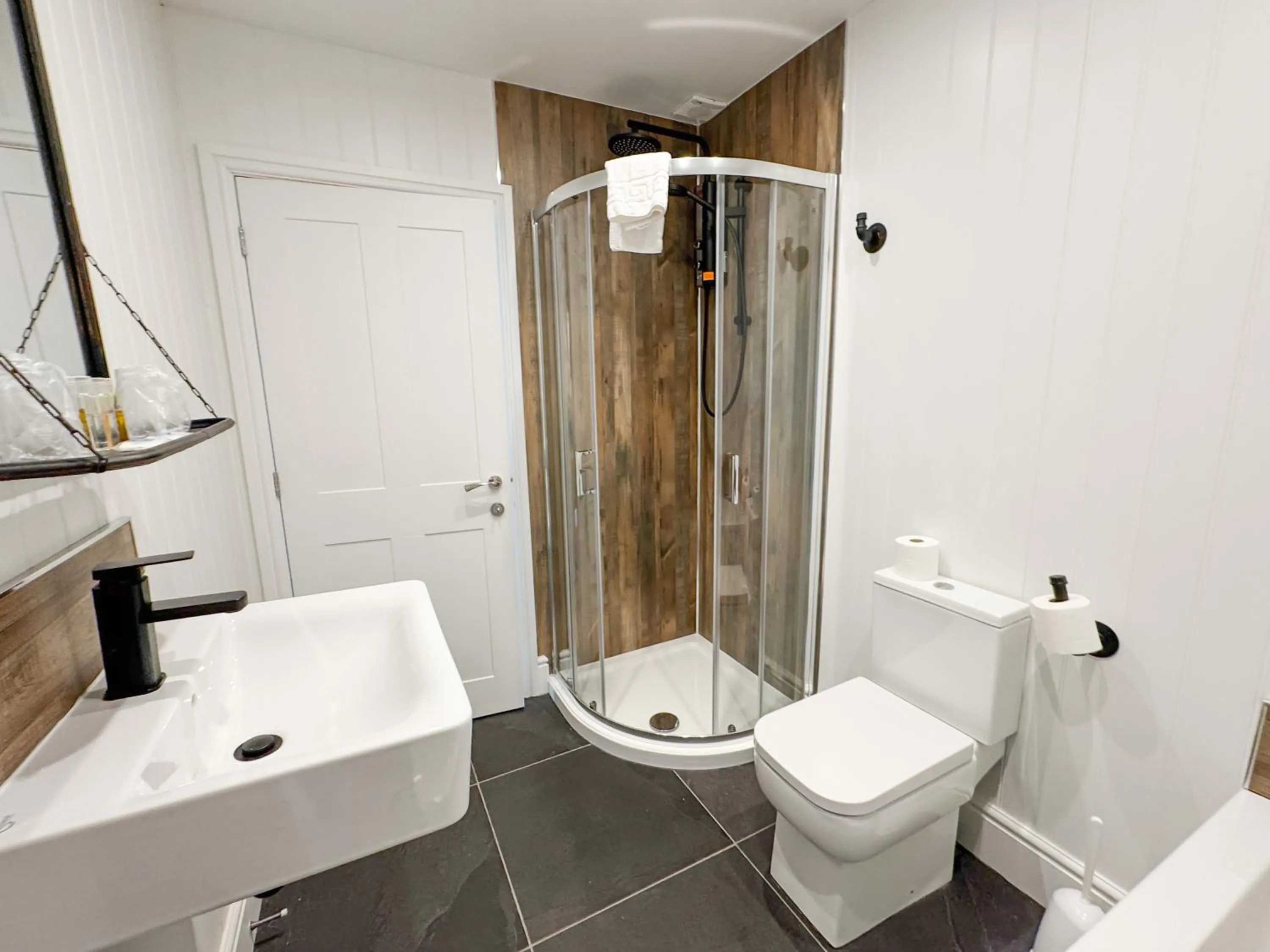 Shower in Delmont Hotel & View Restaurant