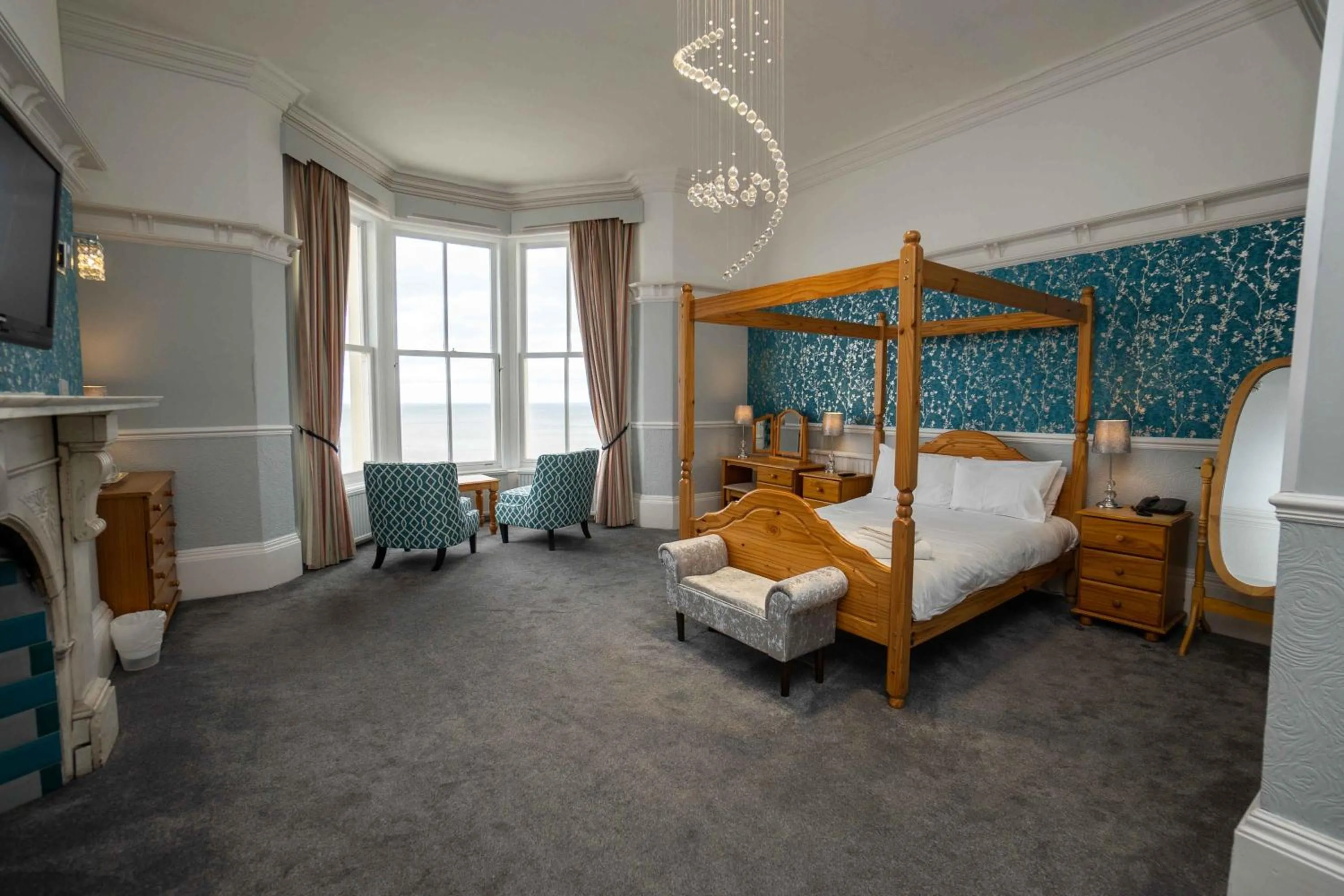 Bed in Delmont Hotel & View Restaurant