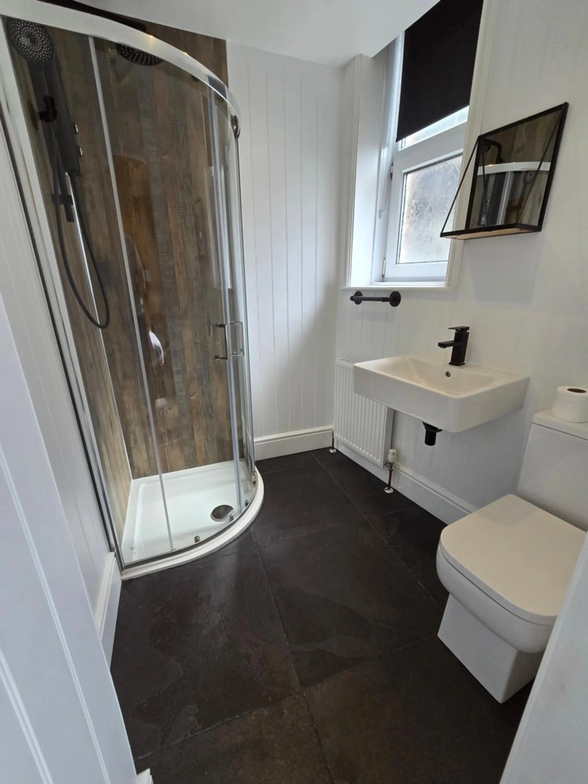 Shower in Delmont Hotel & View Restaurant