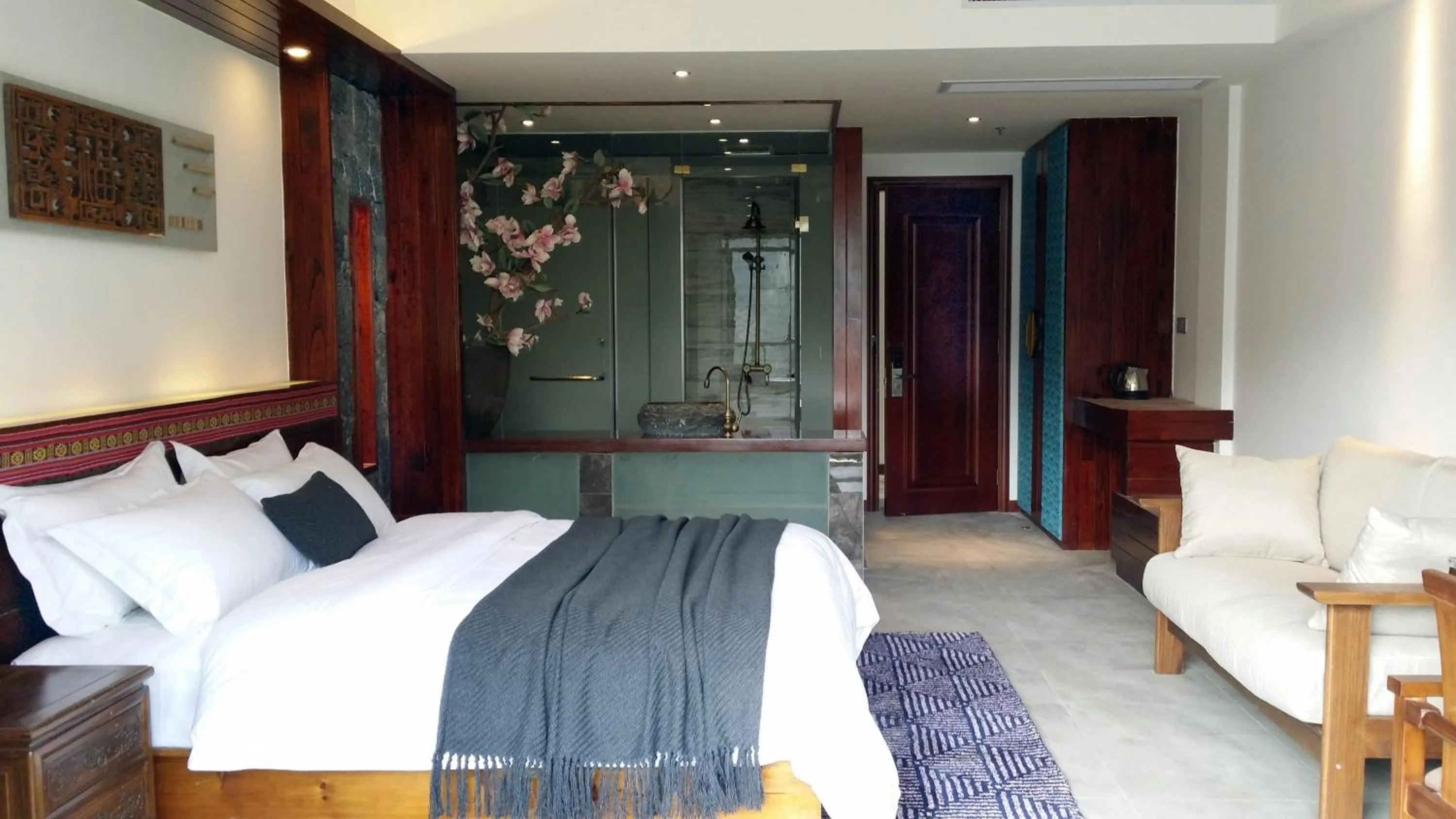 Photo of the whole room, Bed in Li River Resort