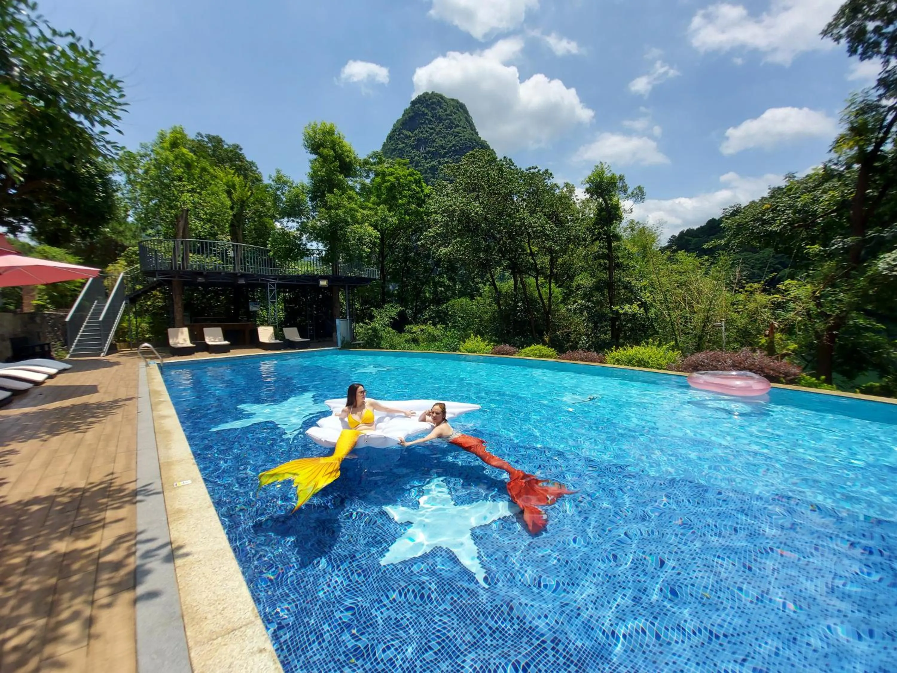 Swimming pool in Li River Resort