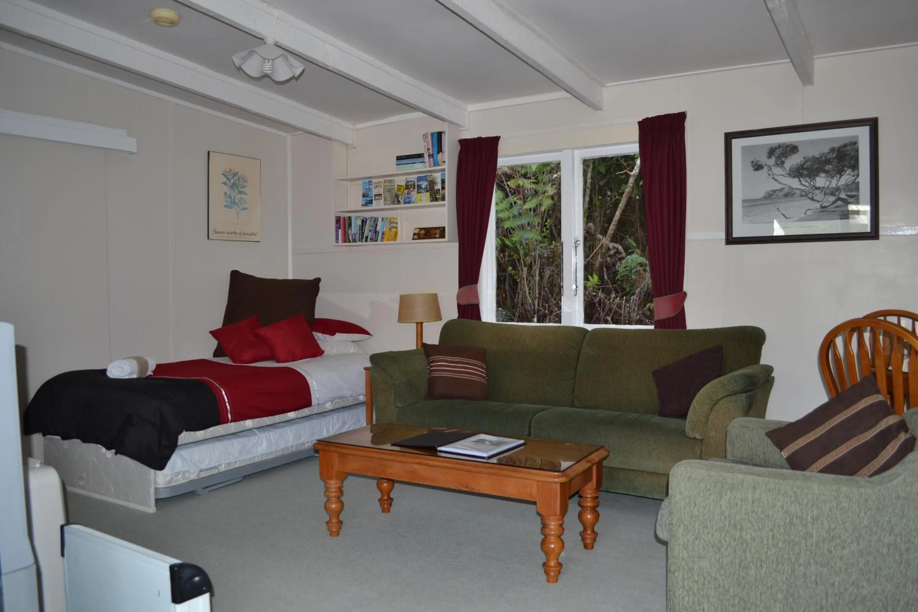 Living room, Bed in Te Mata Lodge