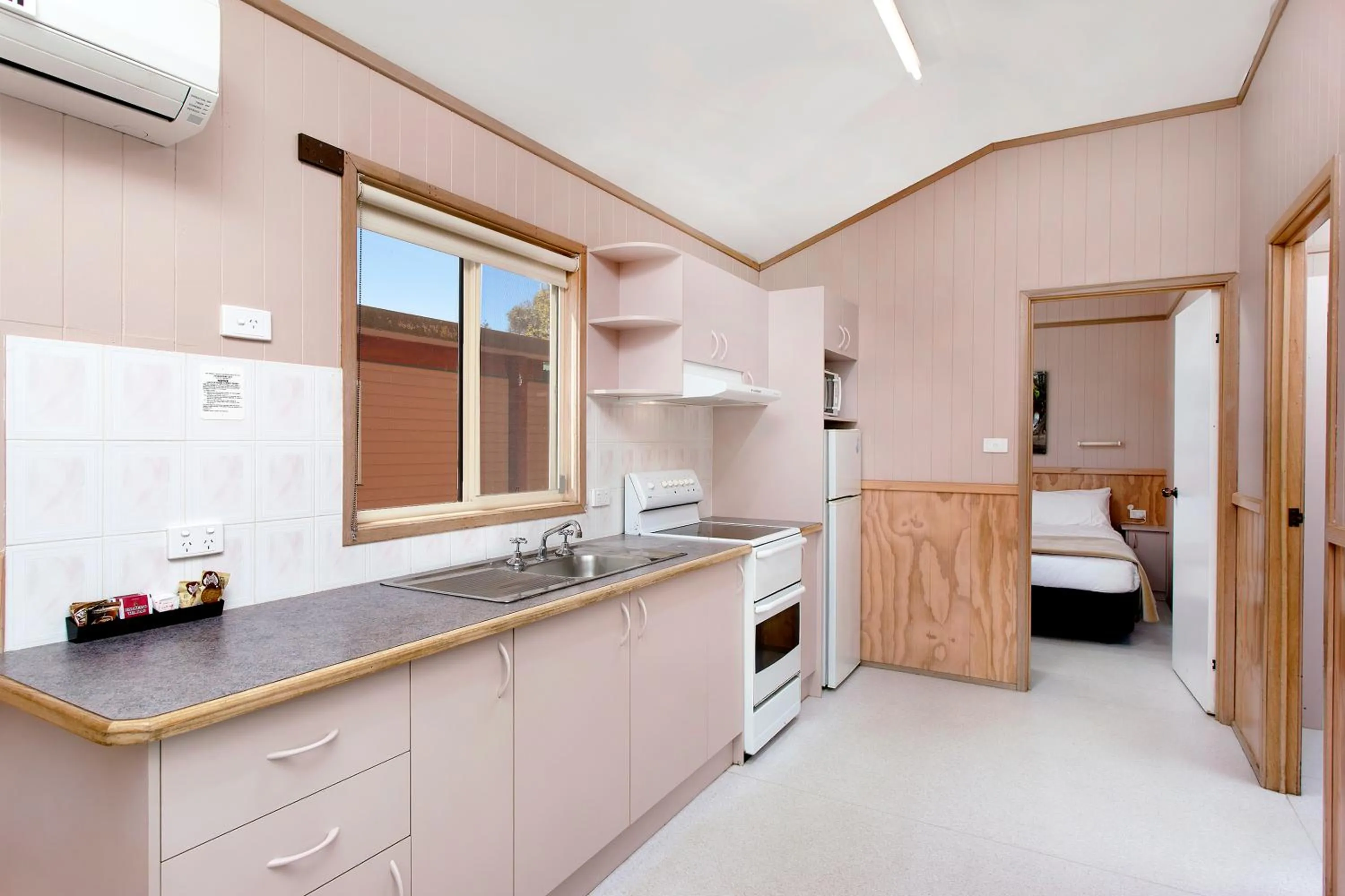 Kitchen or kitchenette in Armidale Tourist Park