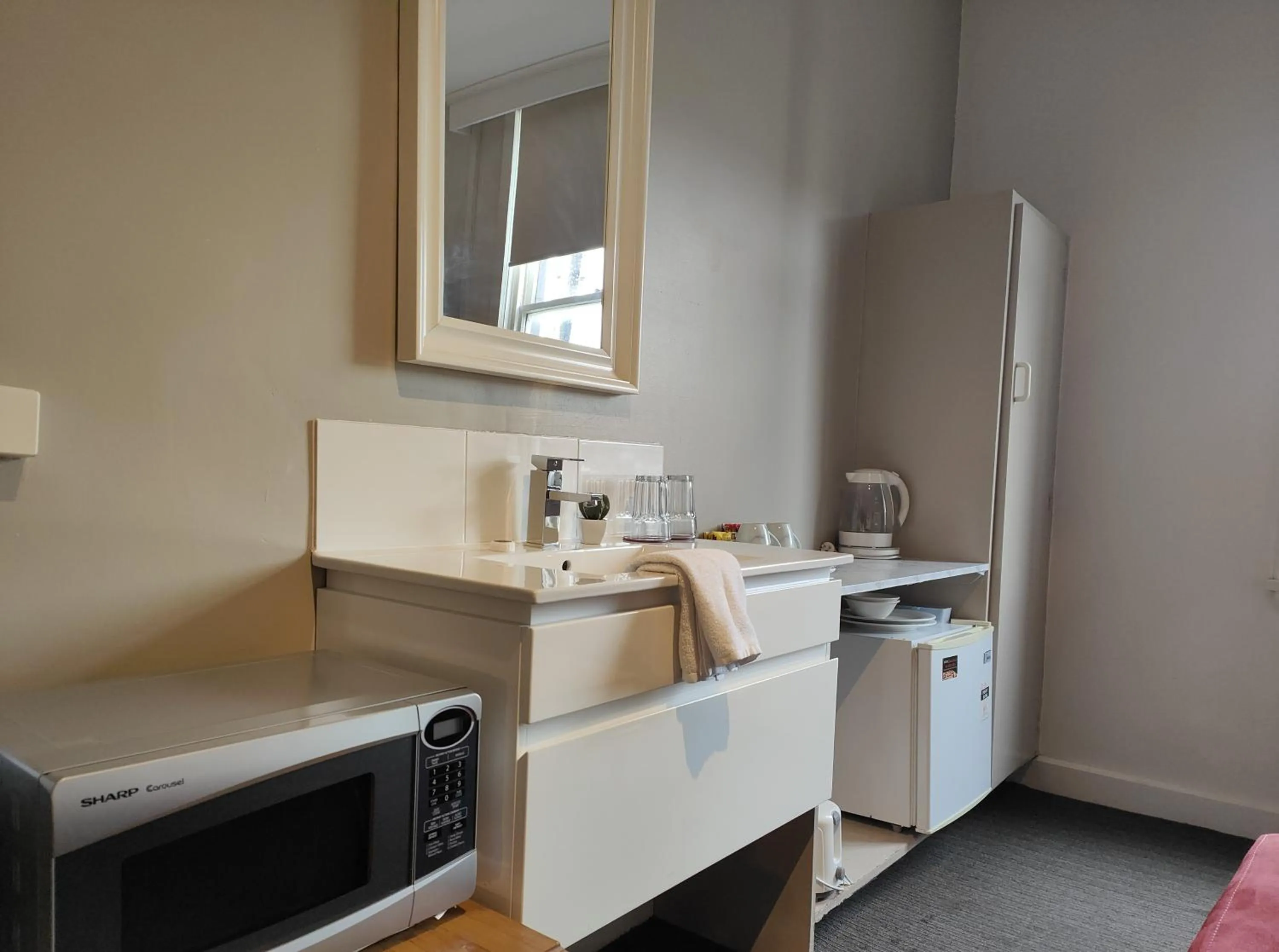 microwave in Centennial Inn on Bathurst