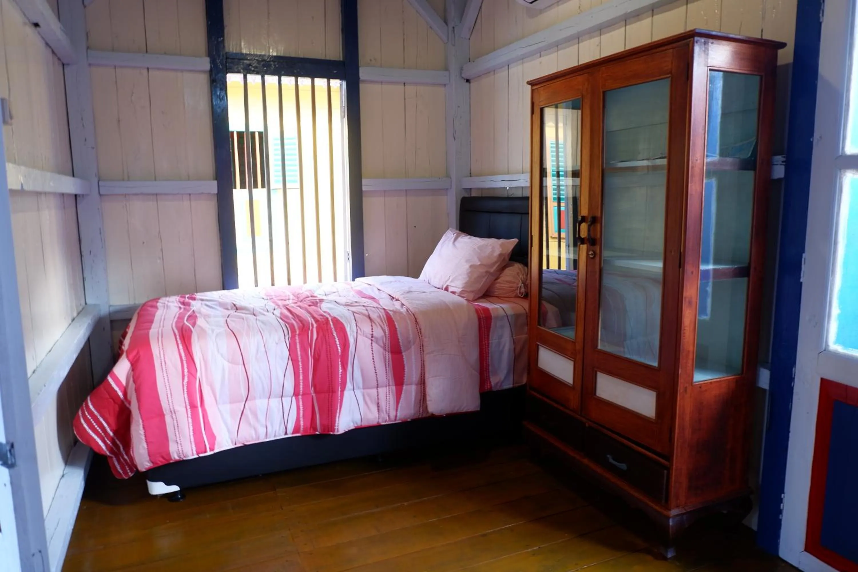 Bedroom, Bed in Rock and Wreck Dive Resort