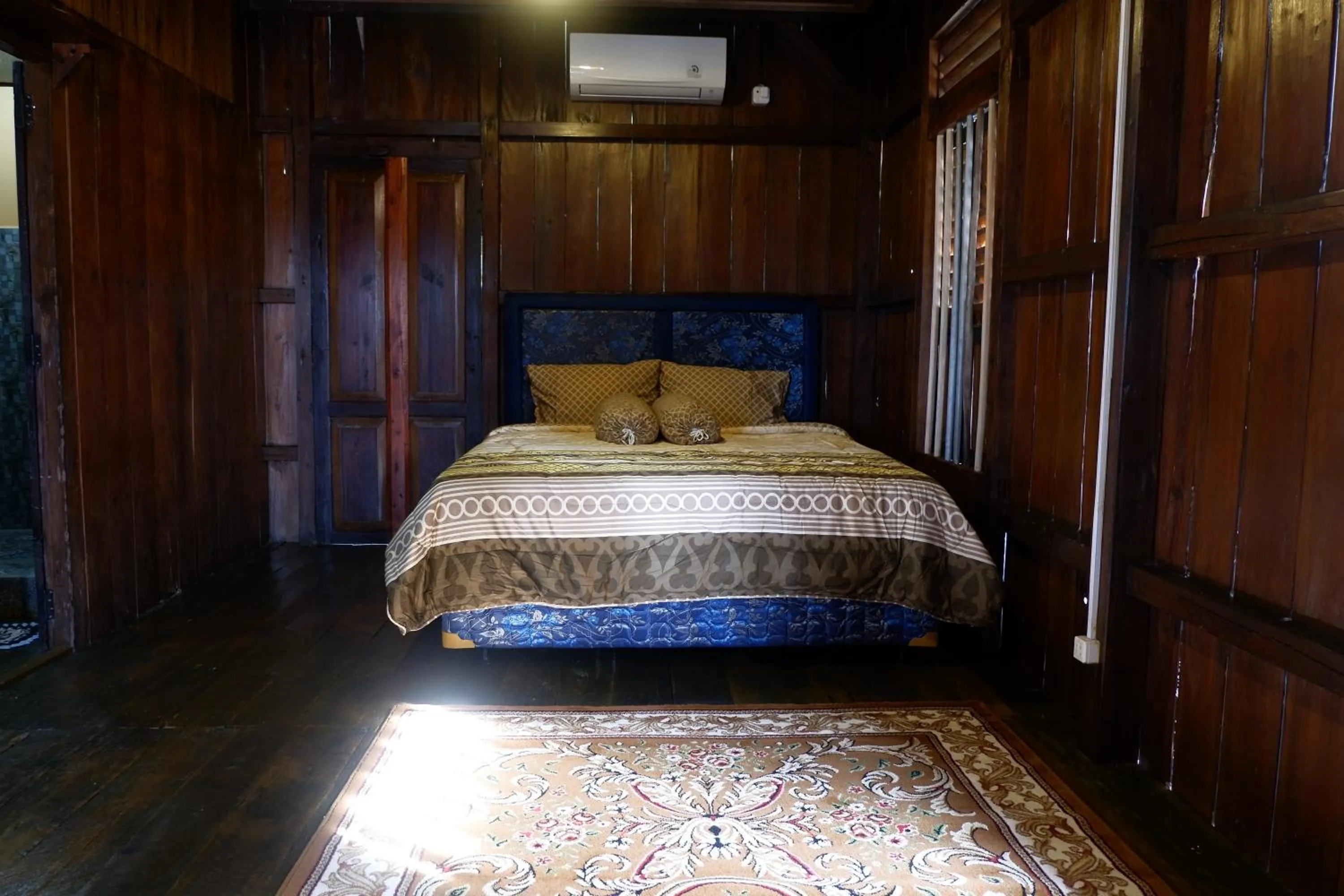 Photo of the whole room, Bed in Rock and Wreck Dive Resort