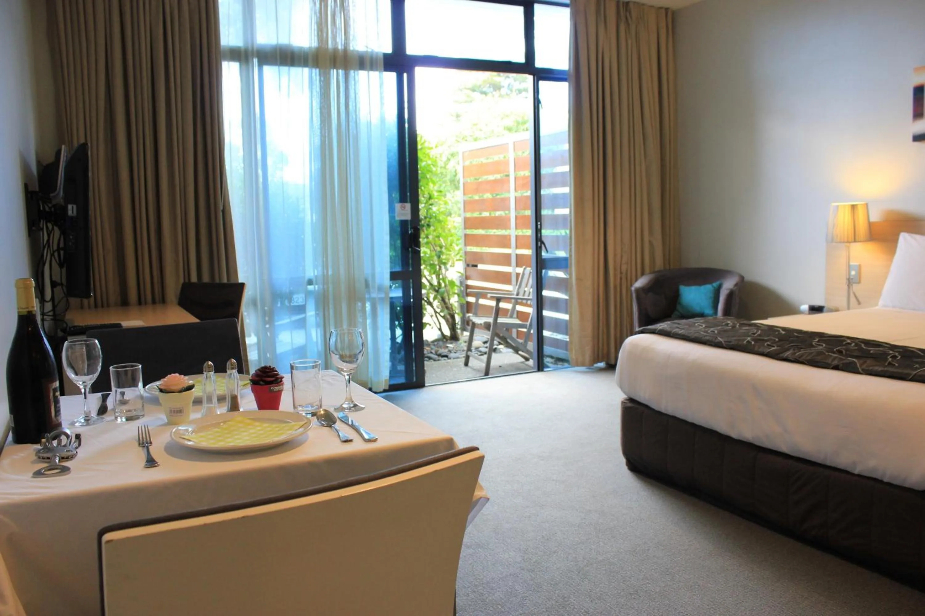 Bedroom, Bed in Waves