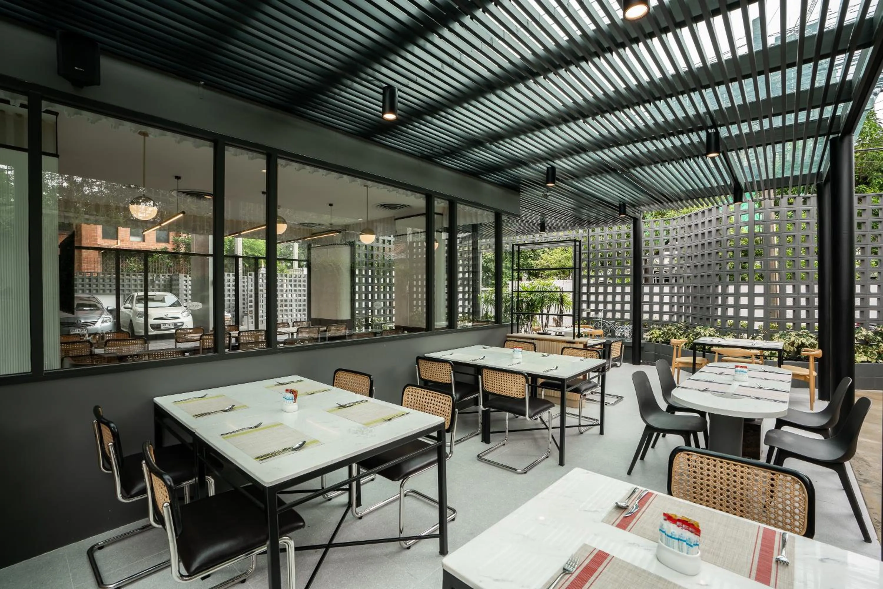 Restaurant/places to eat in Hotel Amber Sukhumvit 85