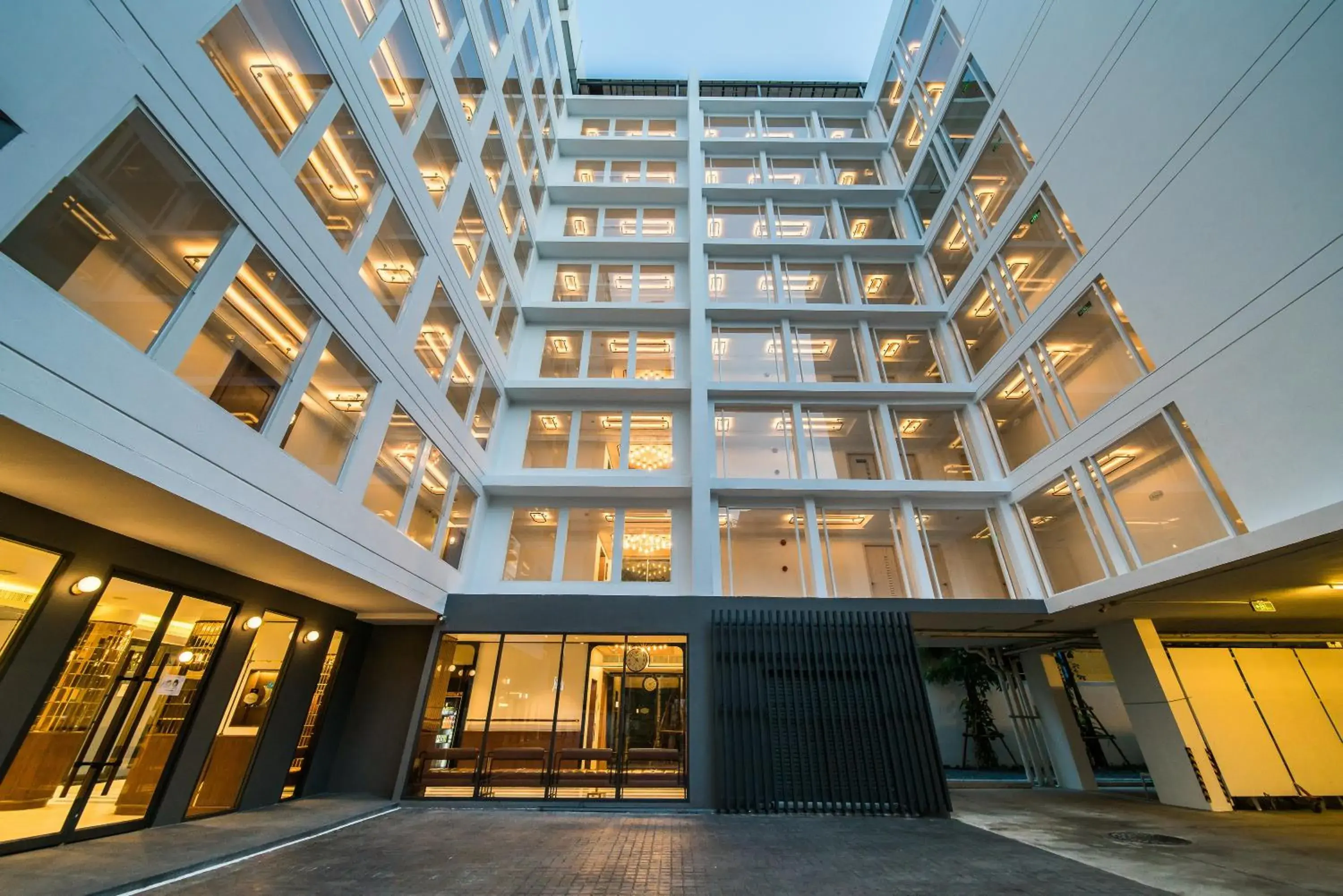 Property building in Hotel Amber Sukhumvit 85 Property building in Hotel Amber Sukhumvit 85