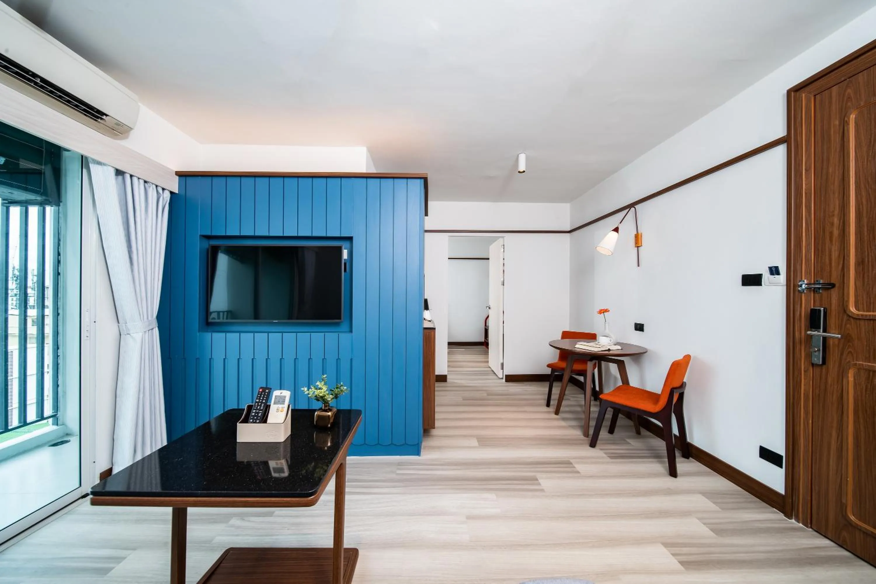 Communal lounge/ TV room in Hotel Amber Sukhumvit 85