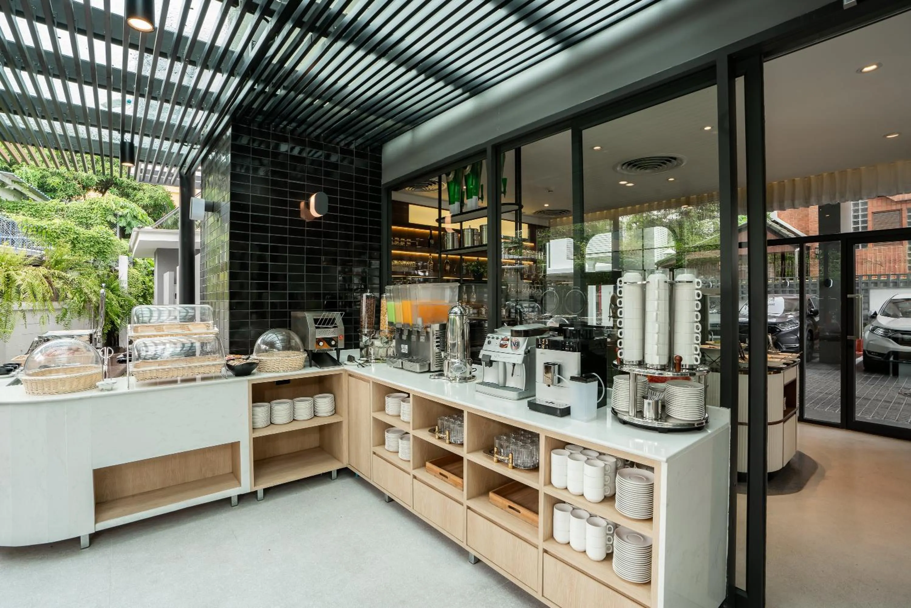 Restaurant/places to eat in Hotel Amber Sukhumvit 85