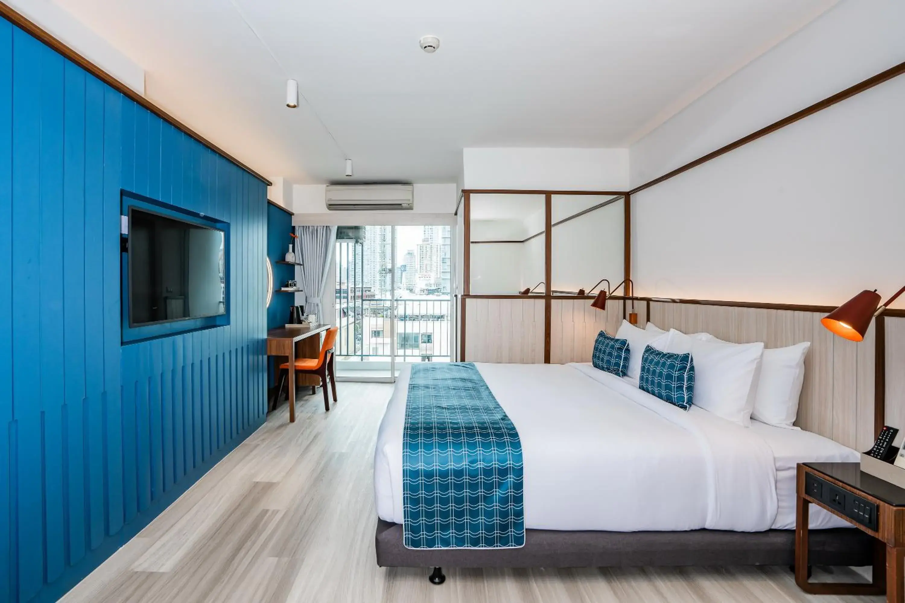 Deluxe Double or Twin Room with City View in Hotel Amber Sukhumvit 85 Deluxe Double or Twin Room with City View in Hotel Amber Sukhumvit 85