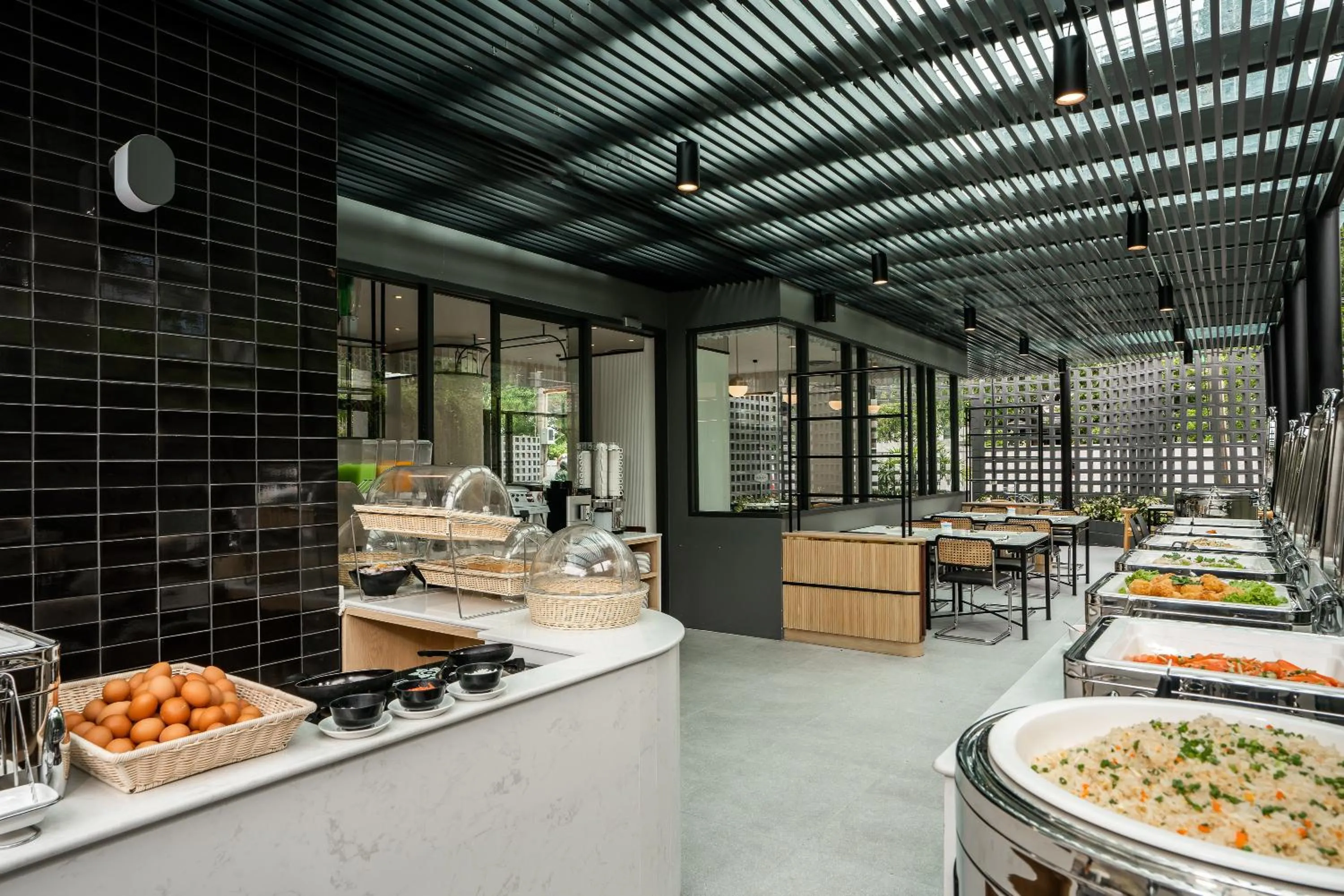 Restaurant/places to eat in Hotel Amber Sukhumvit 85