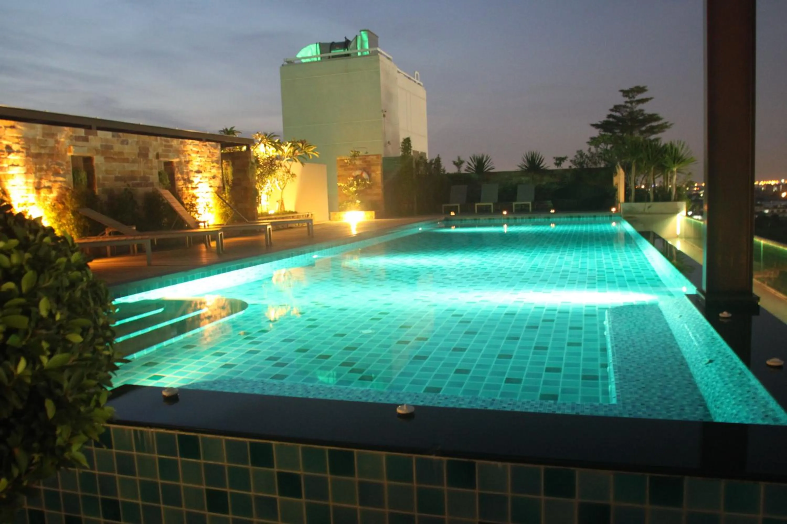 Swimming pool in Park Village Rama II