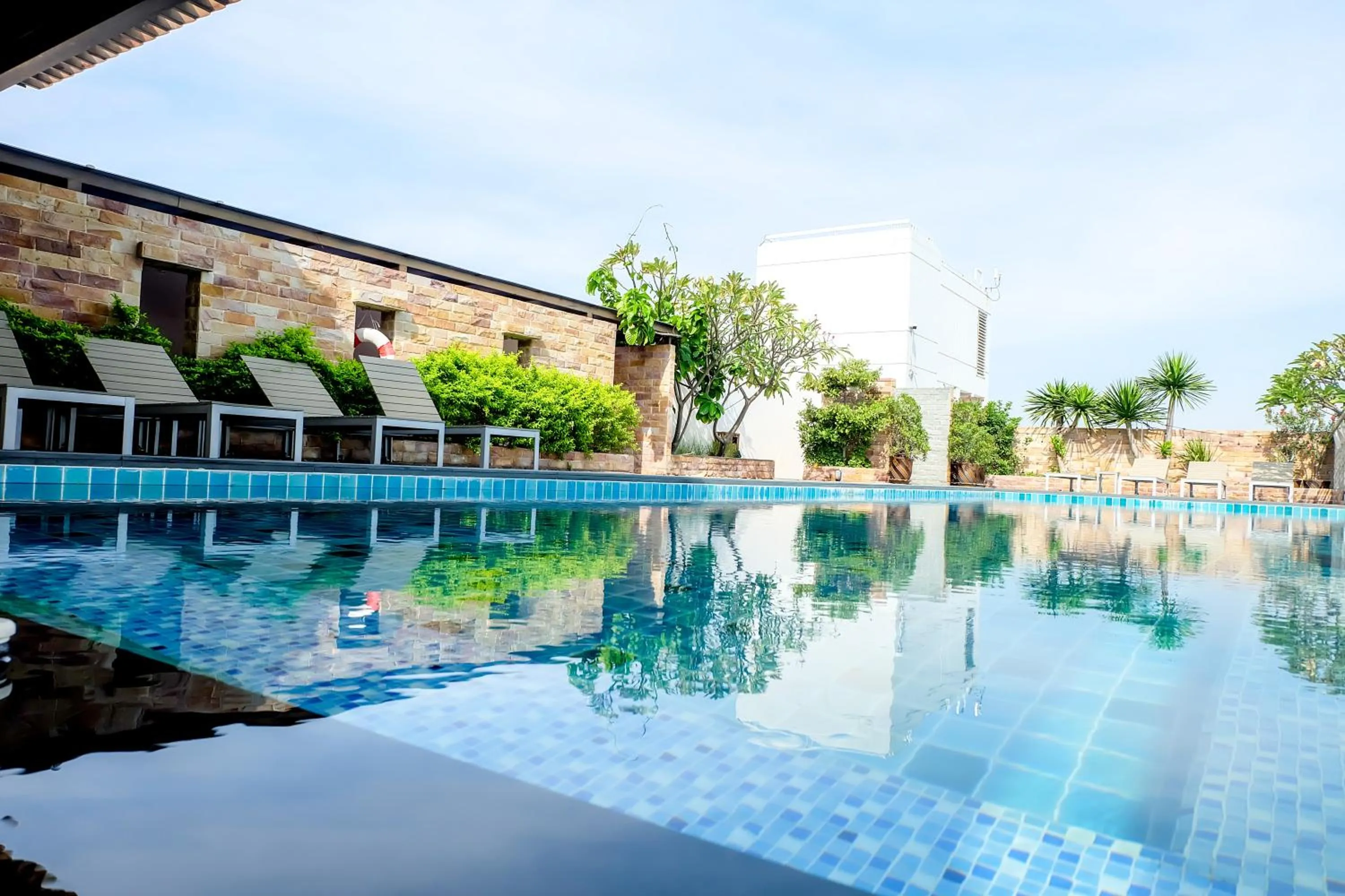 Swimming pool in Park Village Rama II