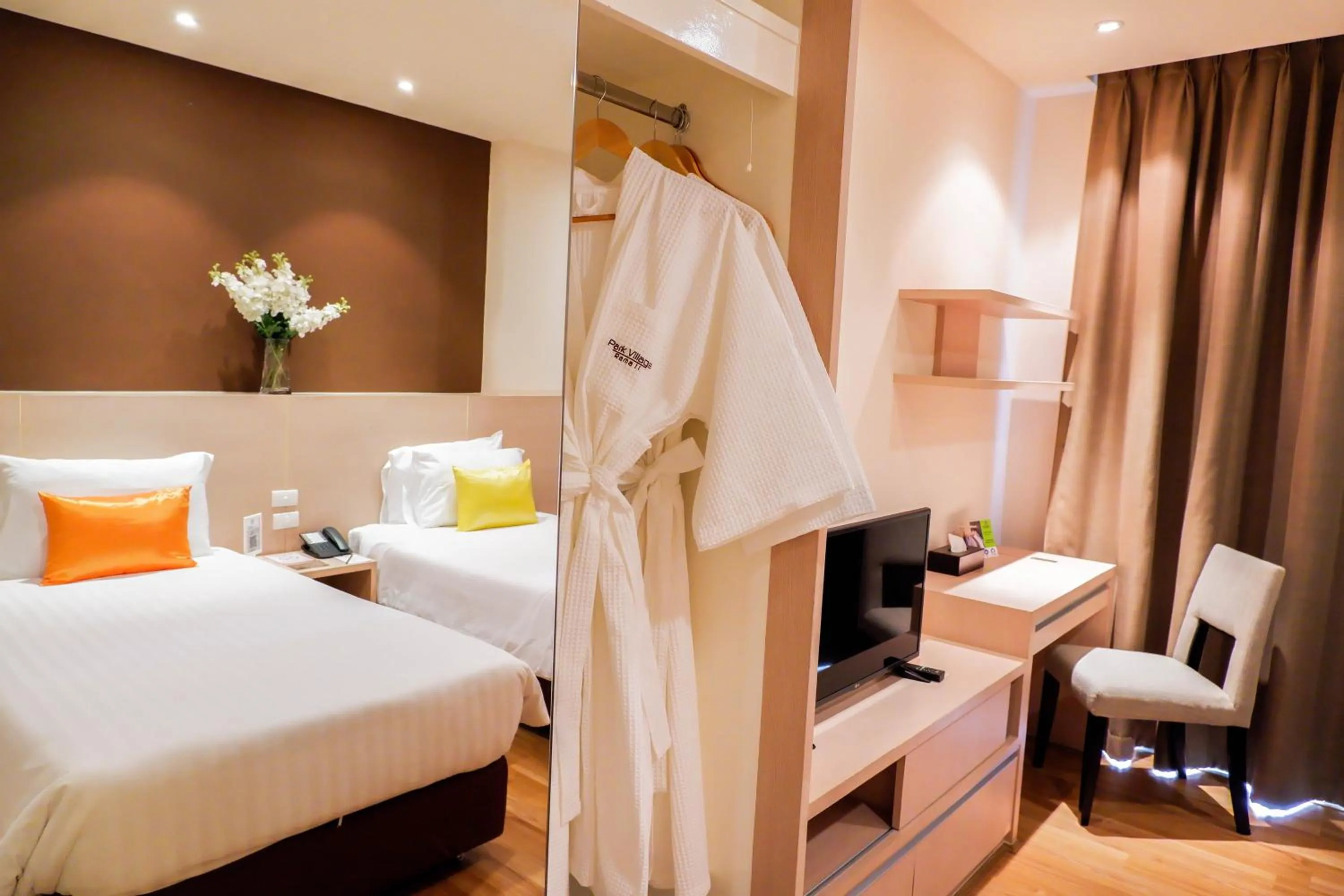 Bed in Park Village Rama II