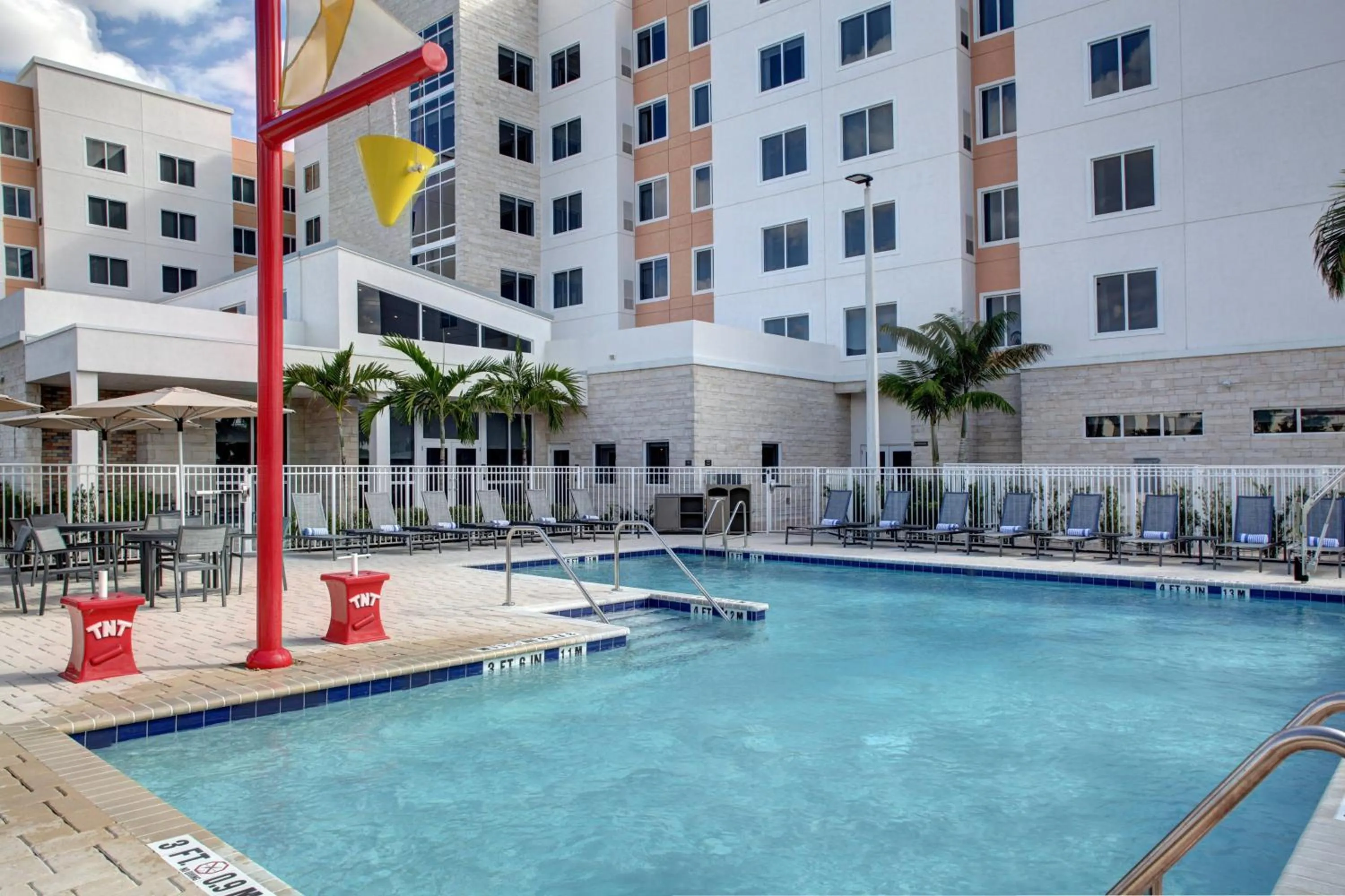Swimming pool in Residence Inn Fort Lauderdale Coconut Creek