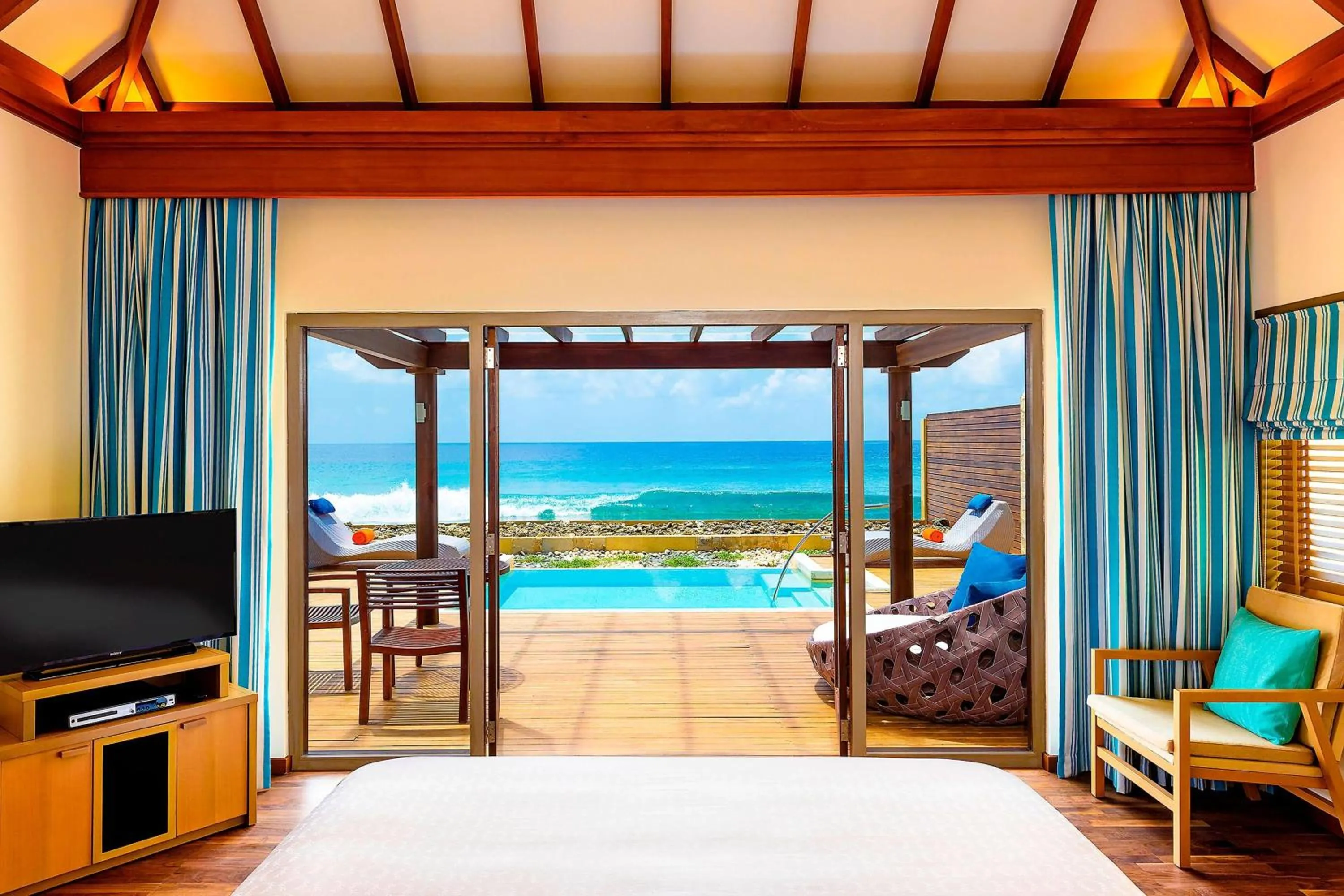 Swimming pool in Sheraton Maldives Full Moon Resort & Spa