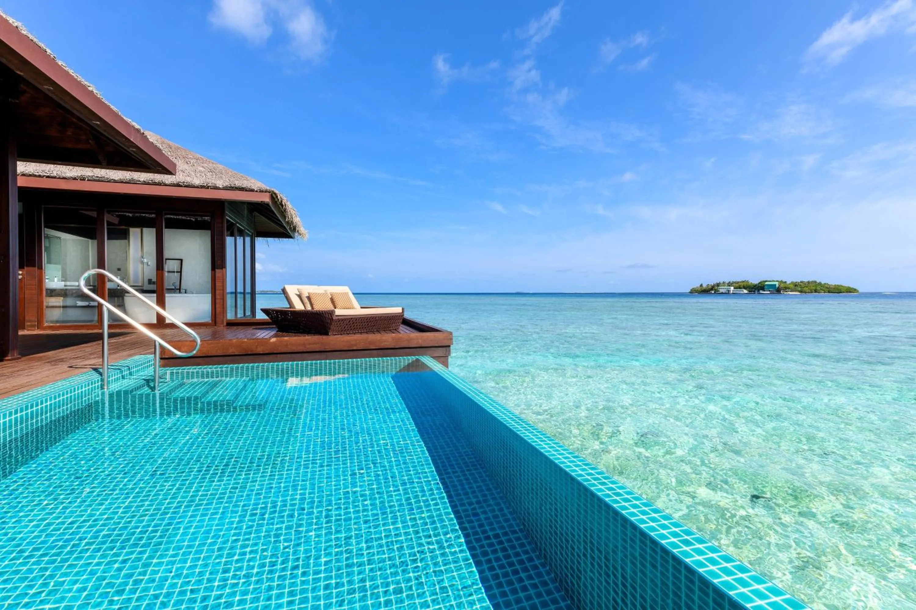Swimming pool in Sheraton Maldives Full Moon Resort & Spa