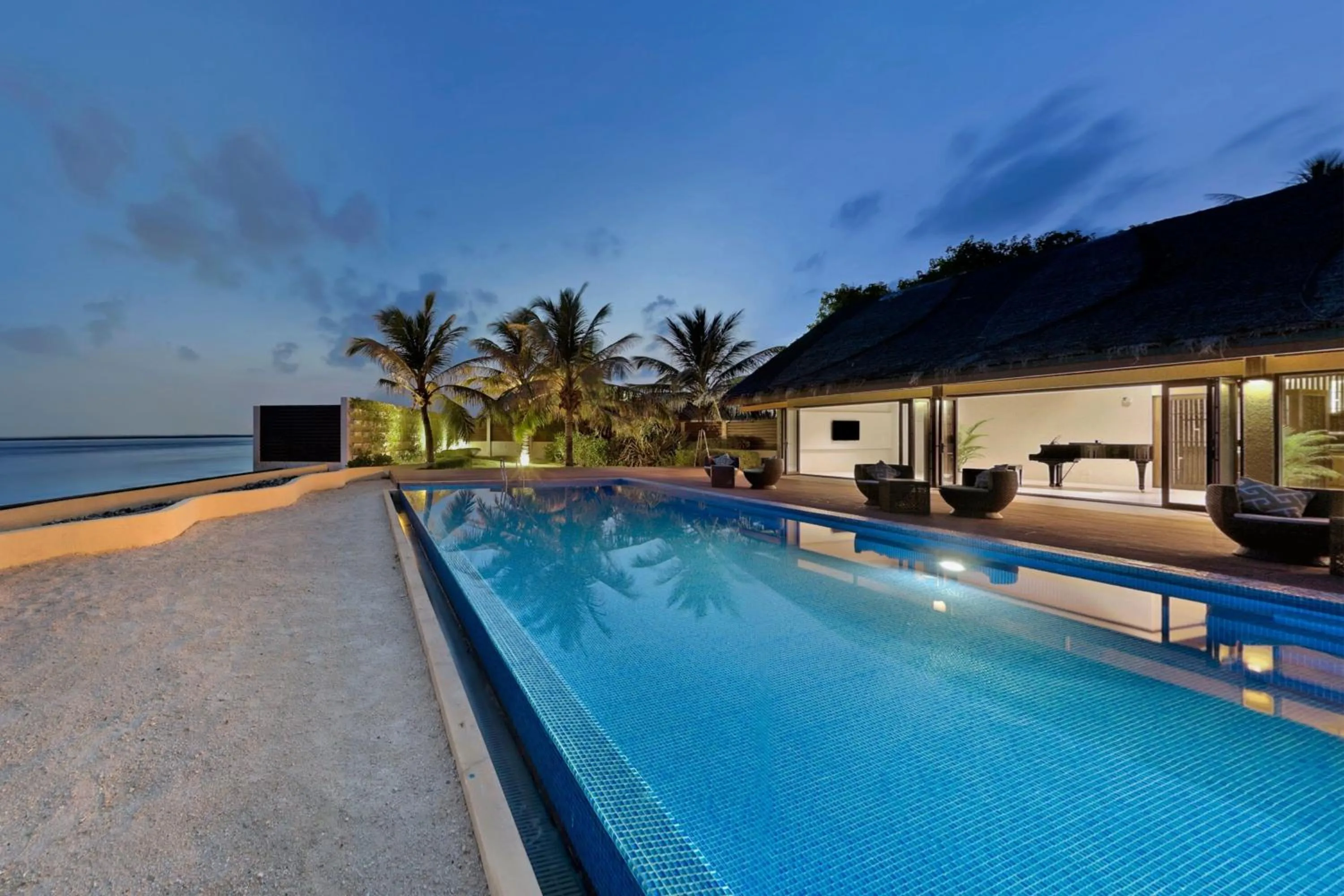Swimming pool in Sheraton Maldives Full Moon Resort & Spa