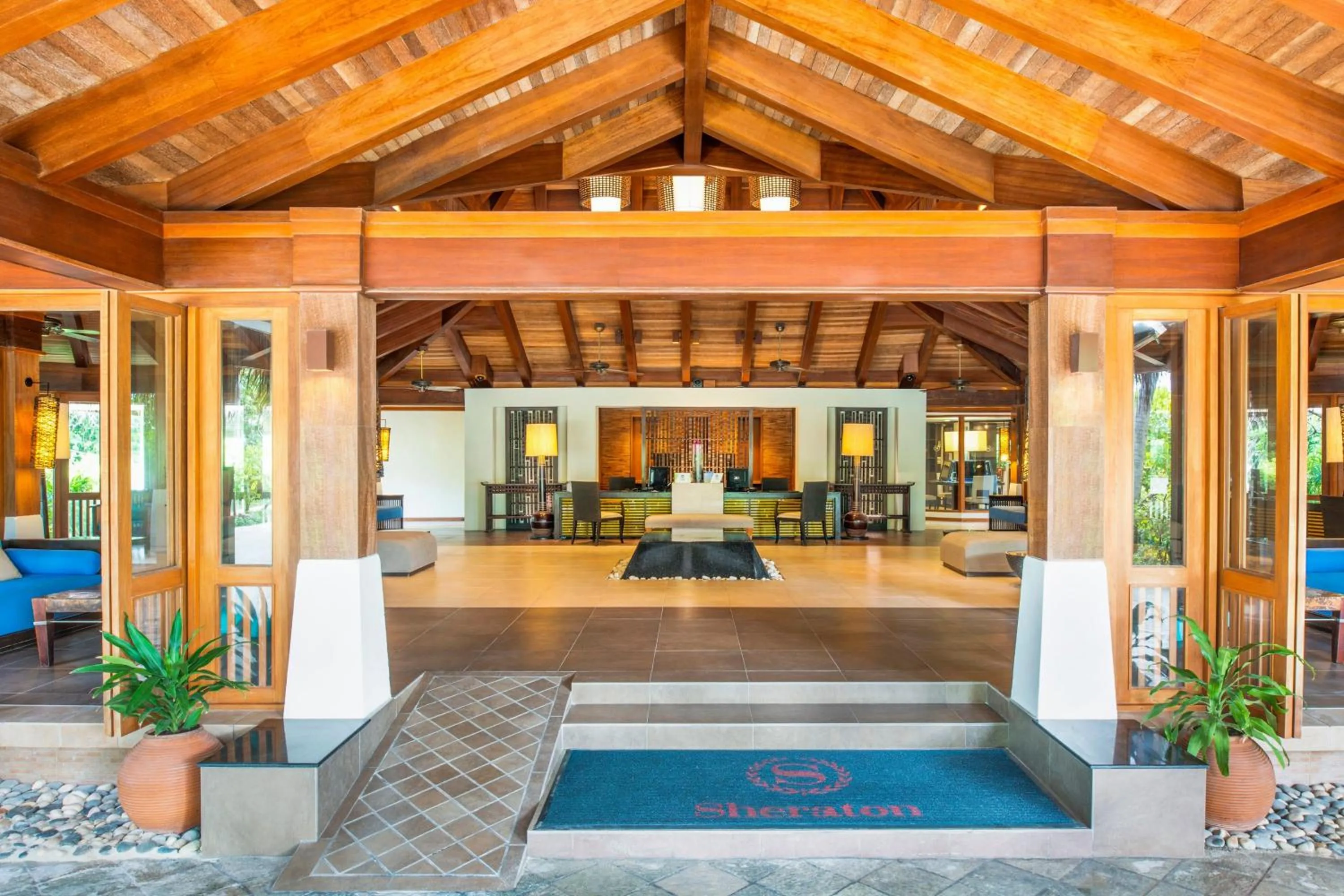 Lobby or reception in Sheraton Maldives Full Moon Resort & Spa