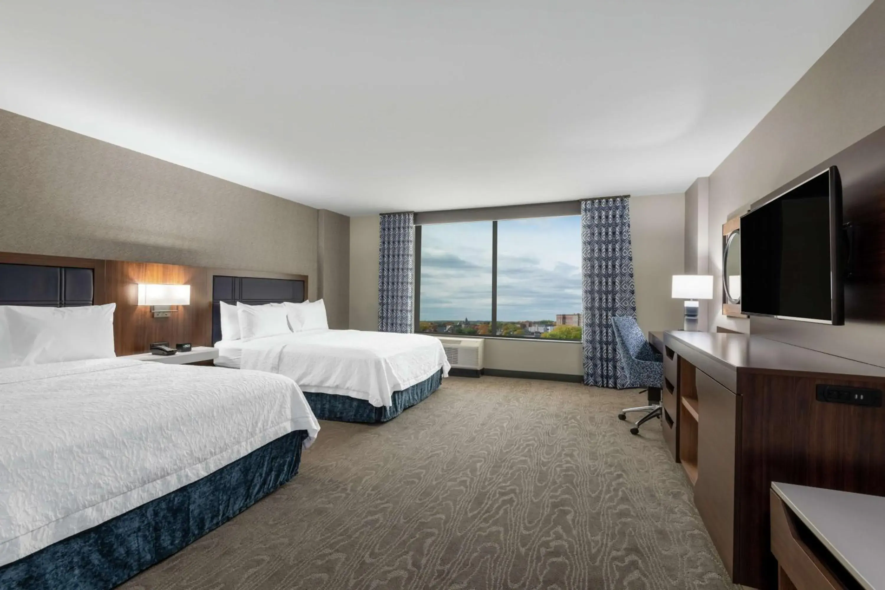 Bedroom, Bed in Hampton Inn & Suites Fort Wayne Downtown Bedroom, Bed in Hampton Inn & Suites Fort Wayne Downtown