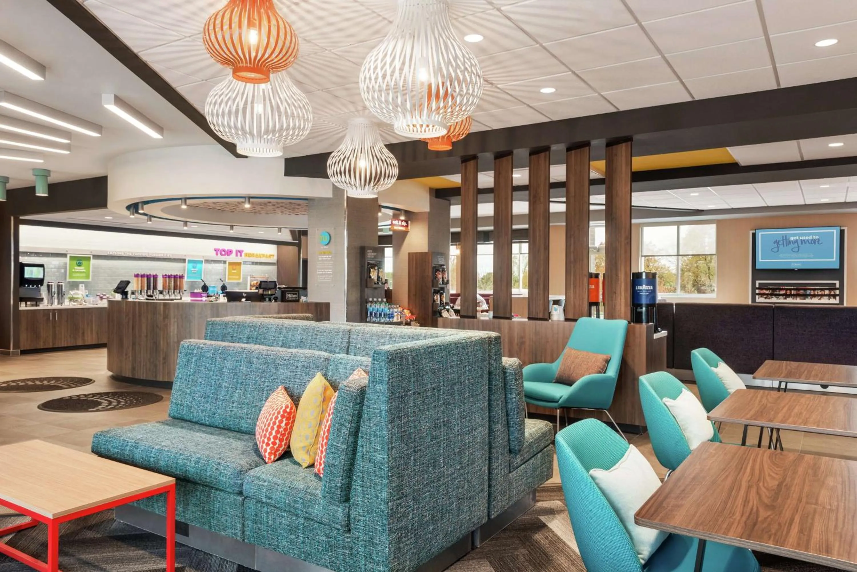 Lobby or reception in Tru By Hilton Milwaukee Brookfield