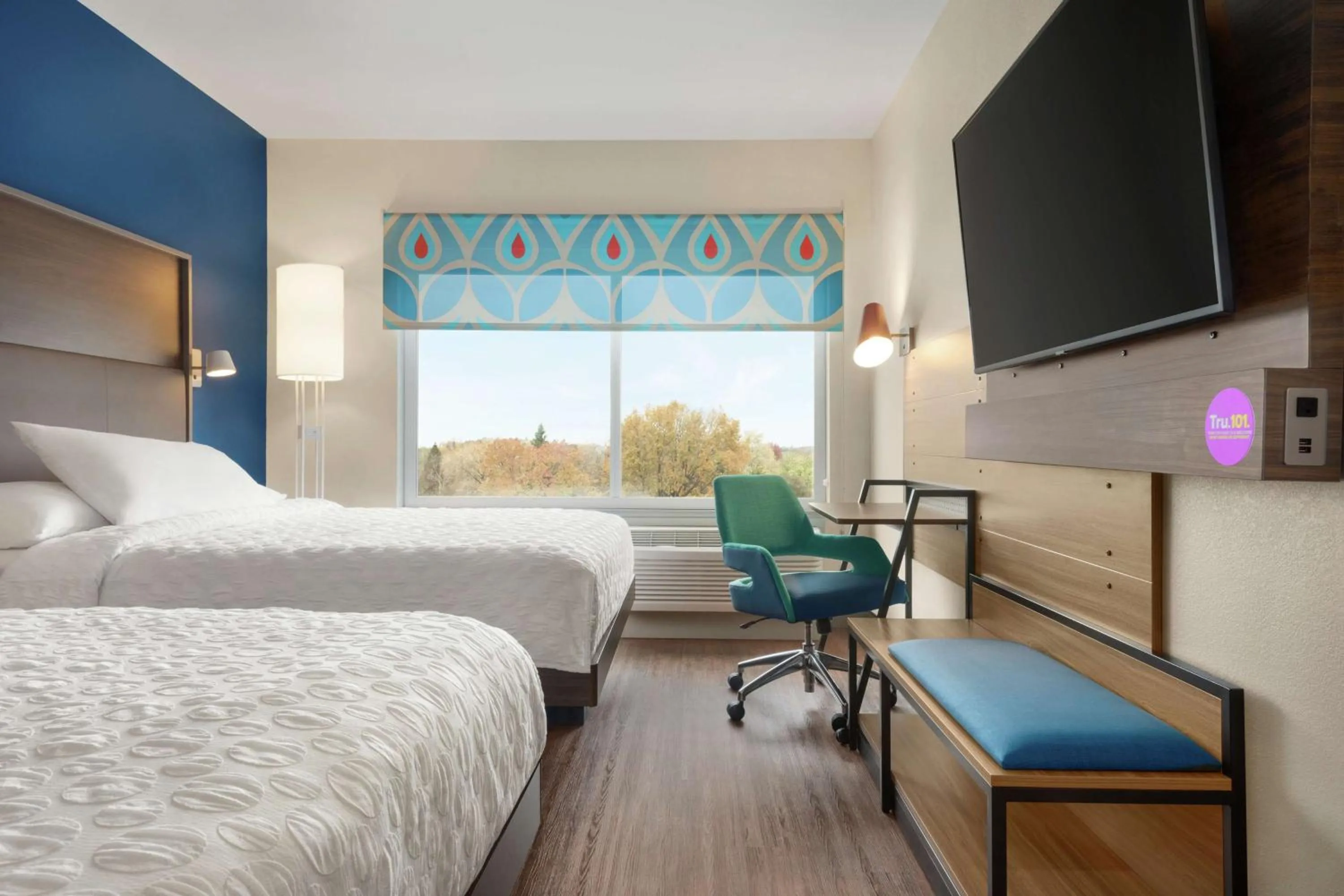 Bedroom, Bed in Tru By Hilton Milwaukee Brookfield