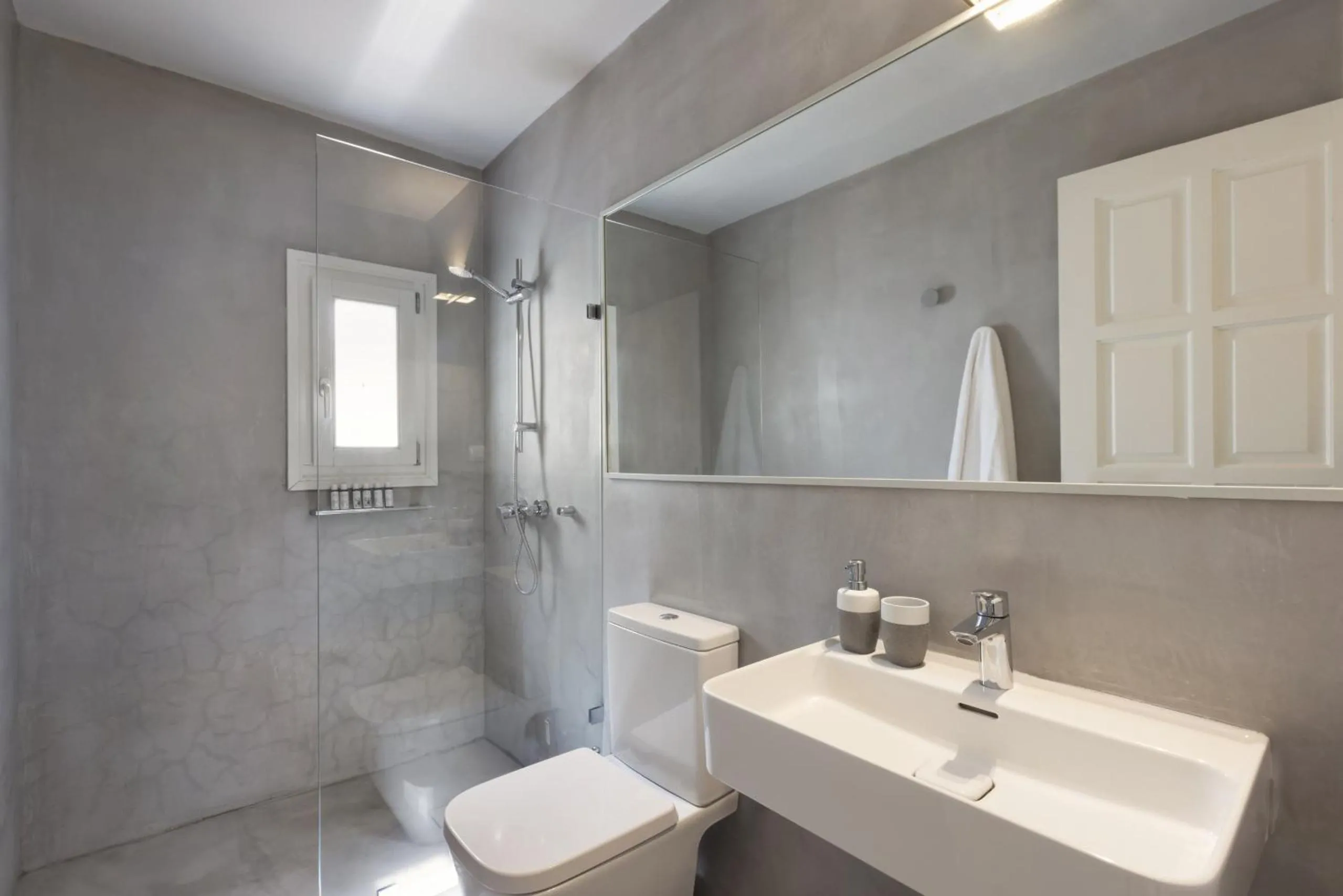 Bathroom in Villa Alkyoni · Beautiful 8-person Family Villa with Great Views