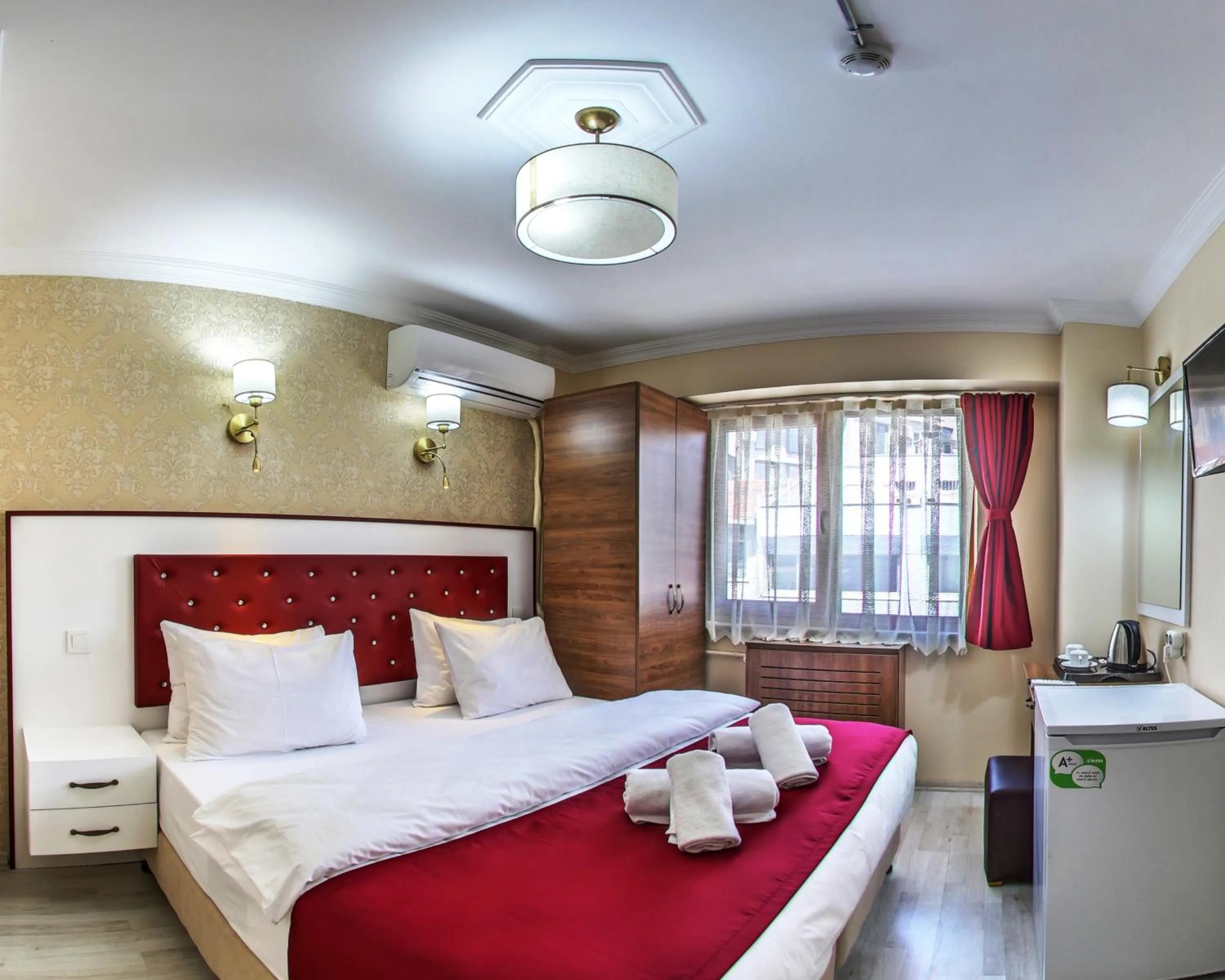Photo of the whole room, Bed in Cihangir Palace Hotel