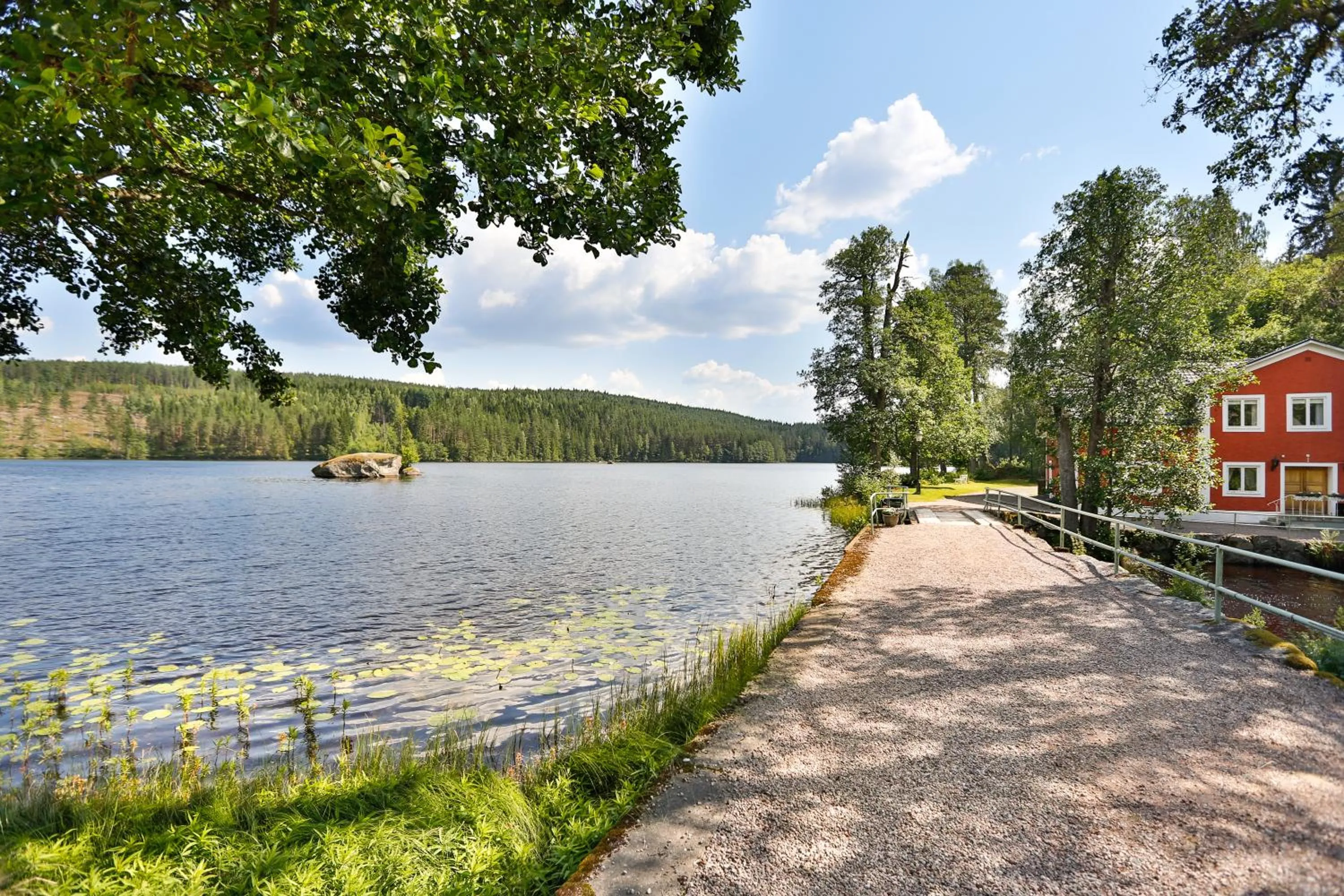 Lake view in Hennickehammars Herrgård