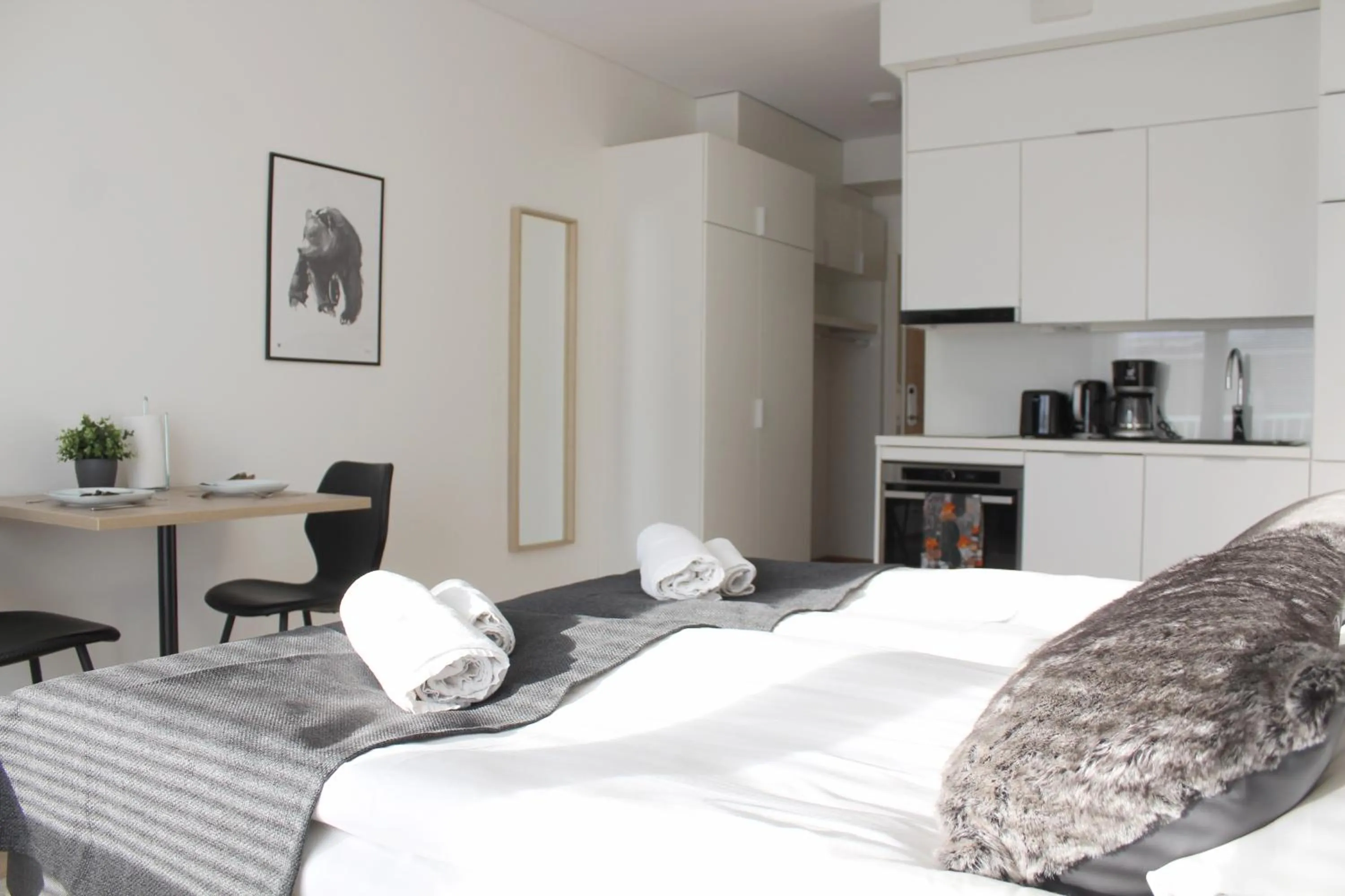 Kitchen or kitchenette, Bed in Forenom Serviced Apartments Rovaniemi Valtakatu