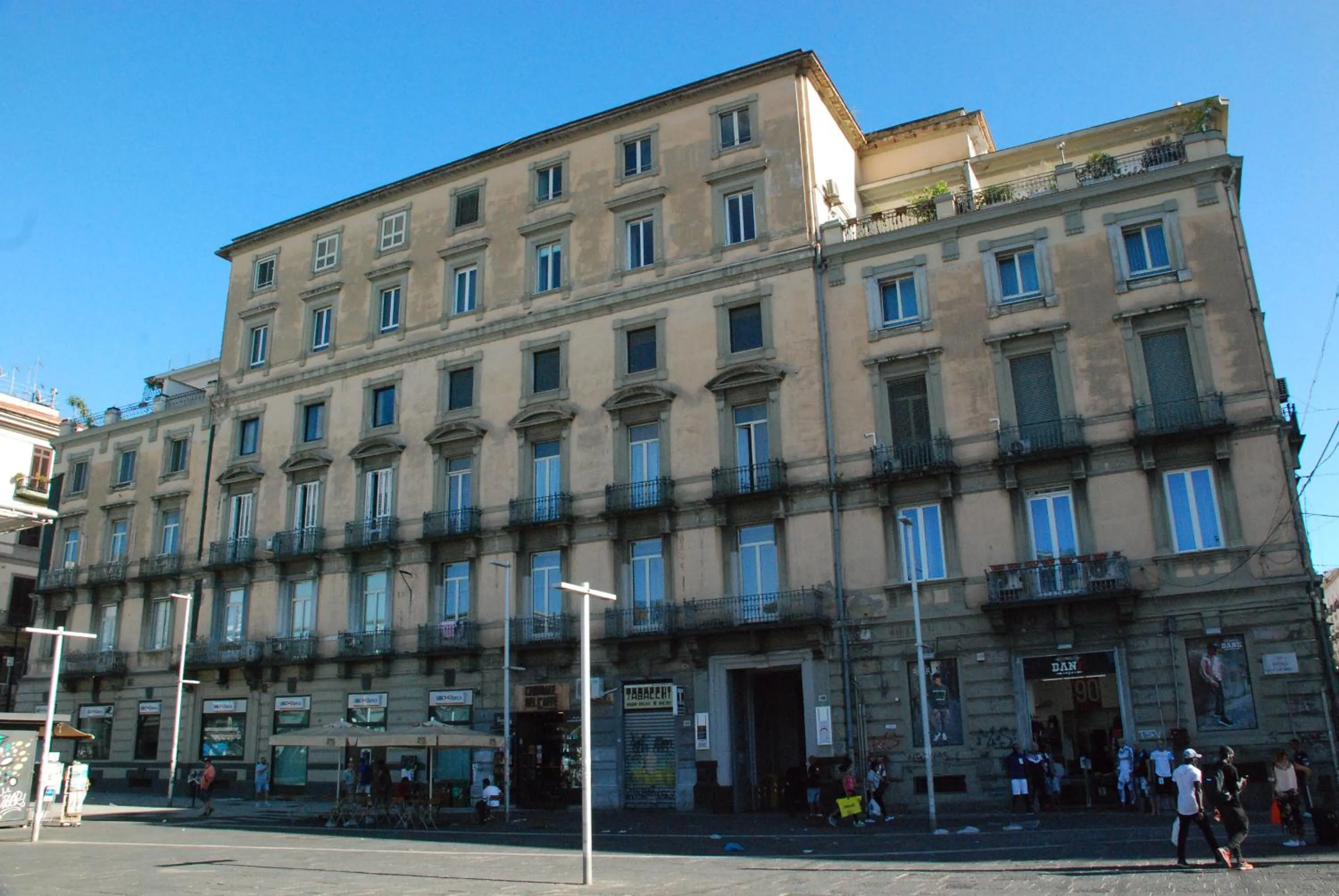 Facade/entrance in Garibaldi 136