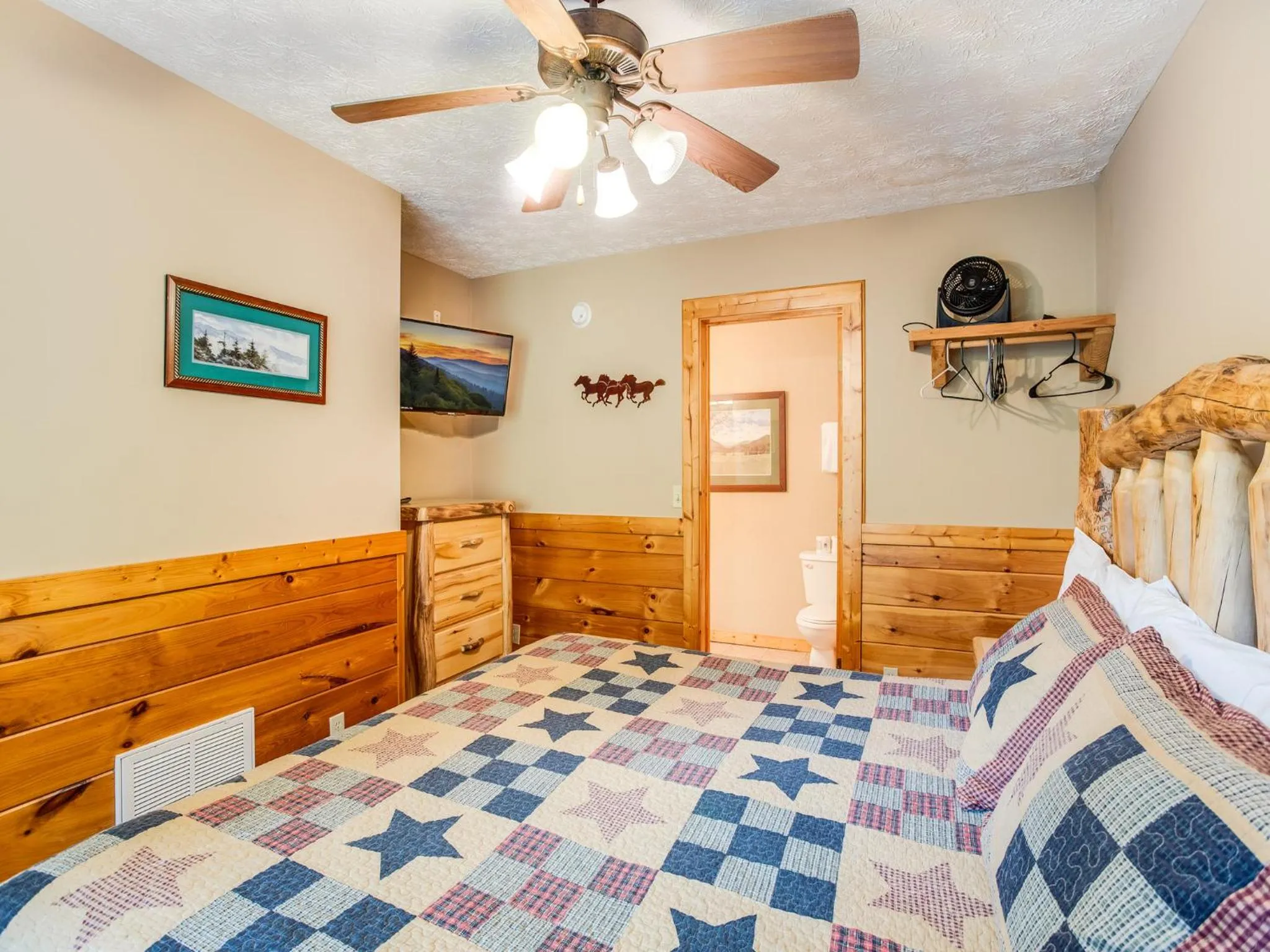 Bedroom, Bed in Saddle Ridge
