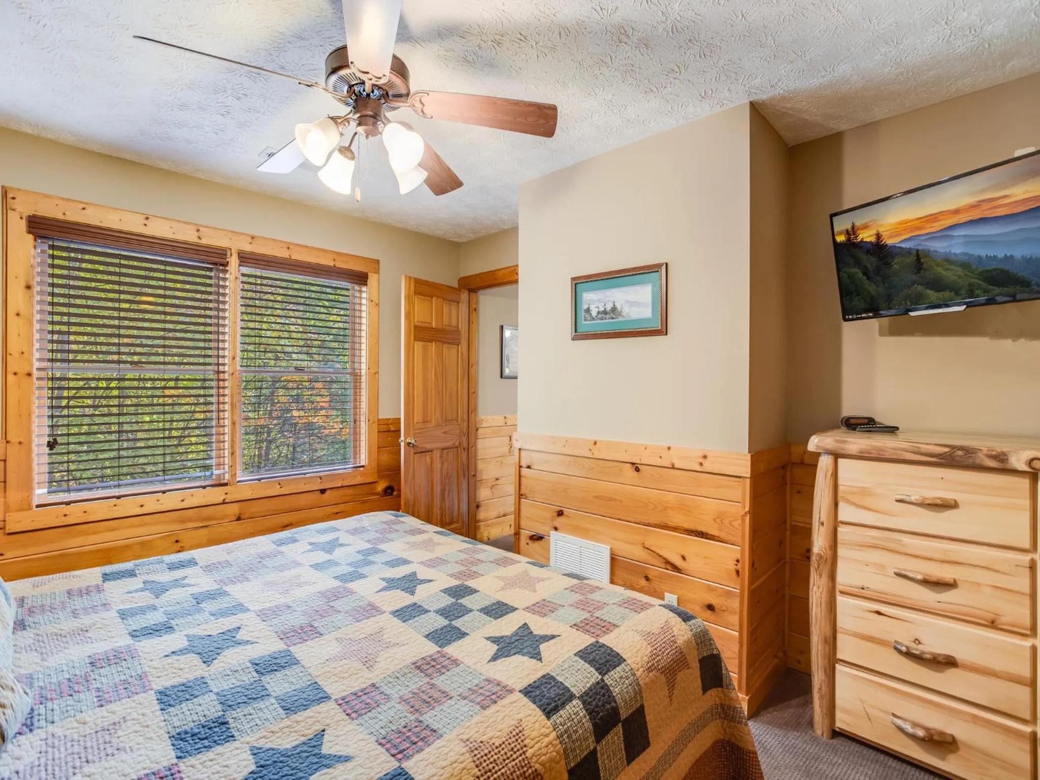 Bedroom, Bed in Saddle Ridge