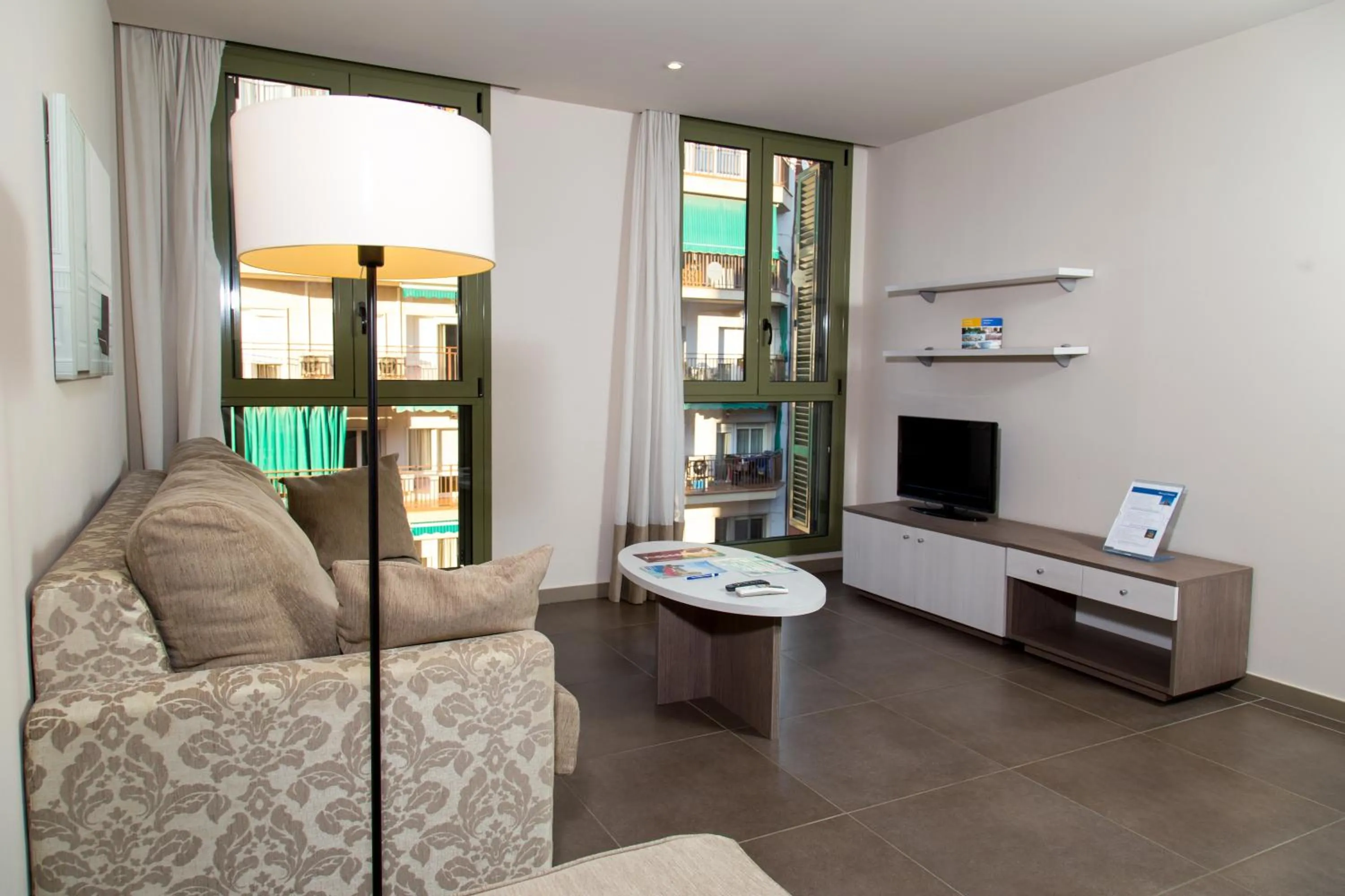Communal lounge/ TV room in Pierre & Vacances Barcelona Sants