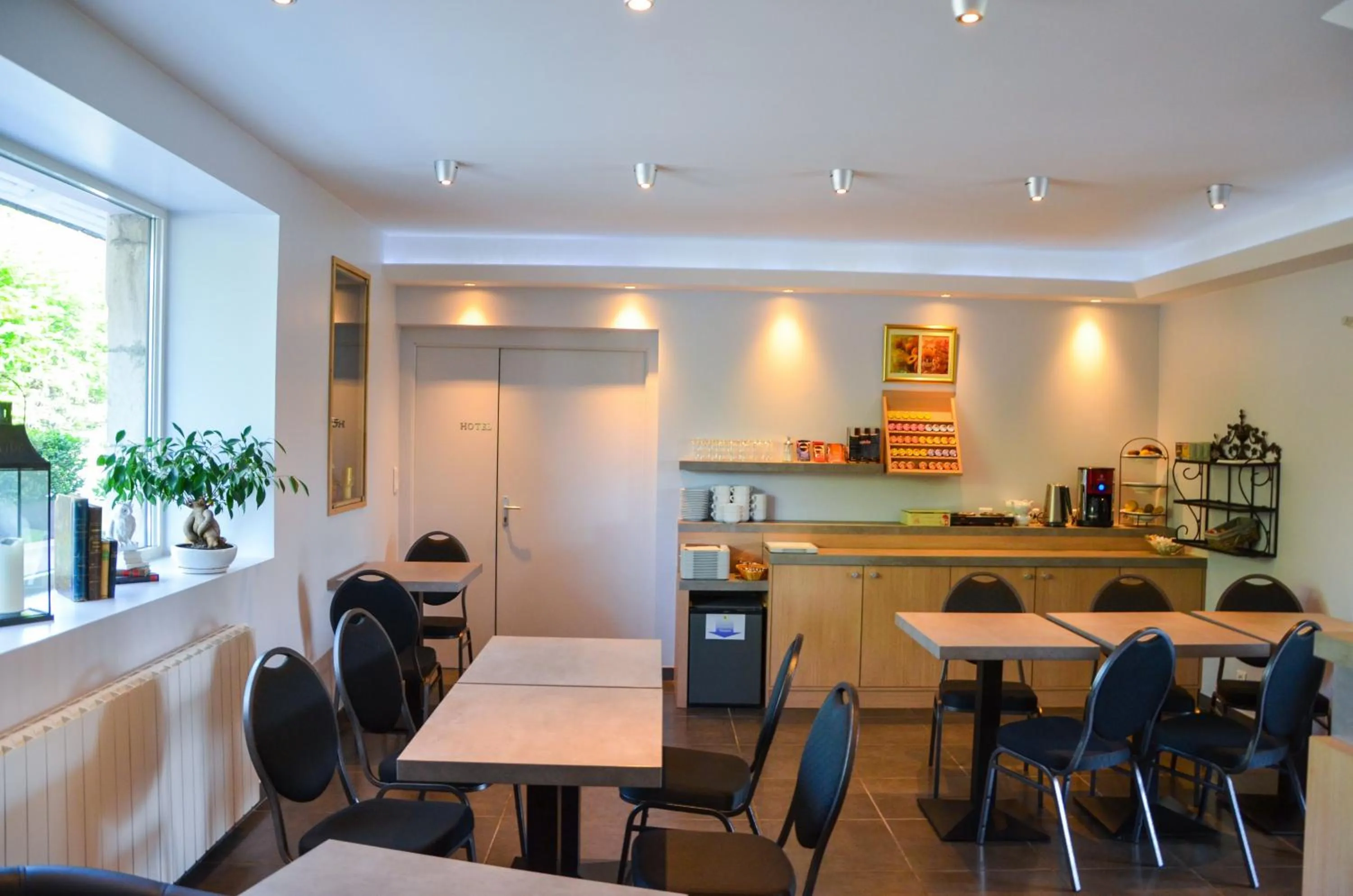 Lounge or bar in Logis hôtel Aux Berges de l'Aveyron