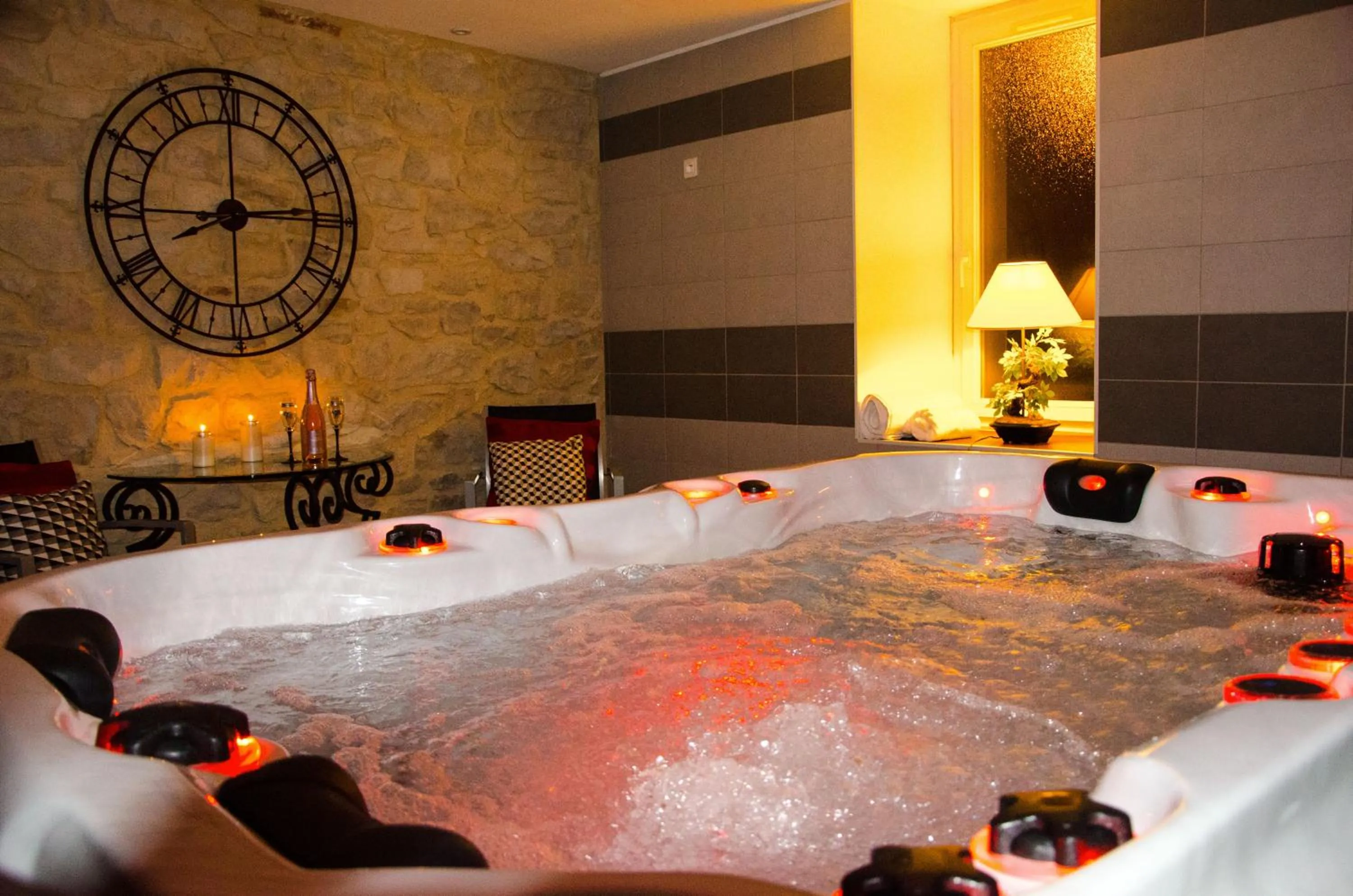 Hot Tub in Logis hôtel Aux Berges de l'Aveyron