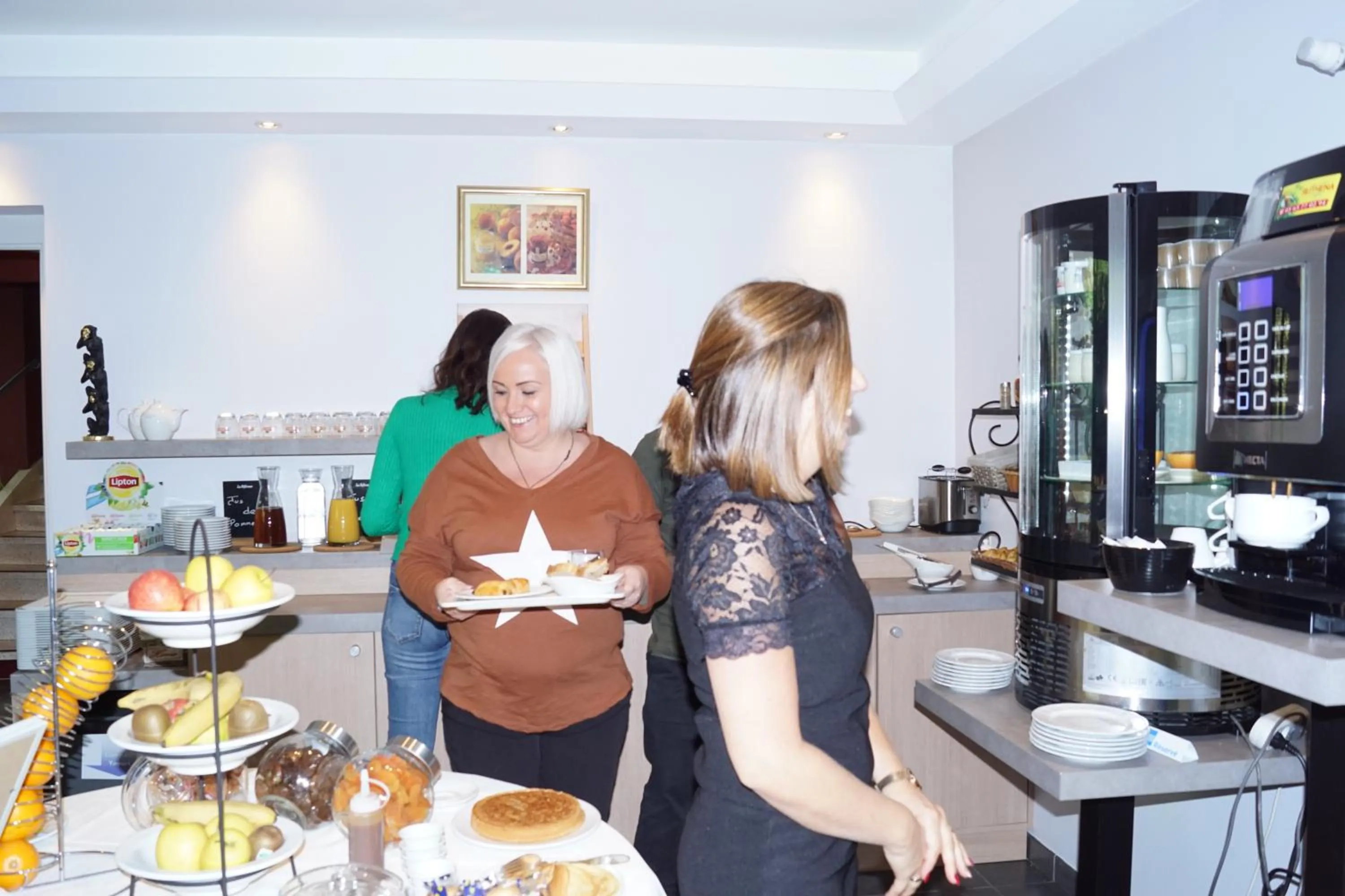 Continental breakfast in Logis hôtel Aux Berges de l'Aveyron