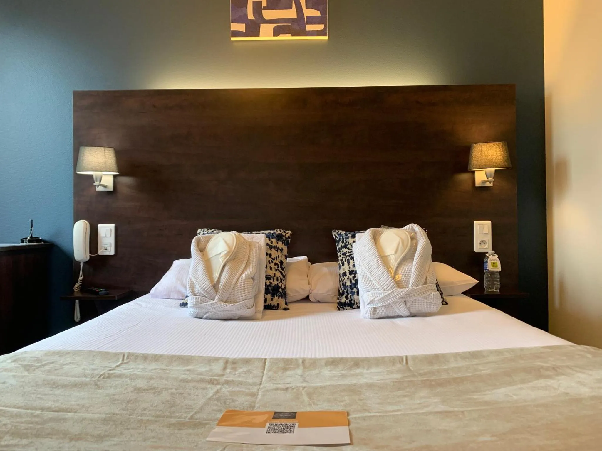 Bed in Logis hôtel Aux Berges de l'Aveyron