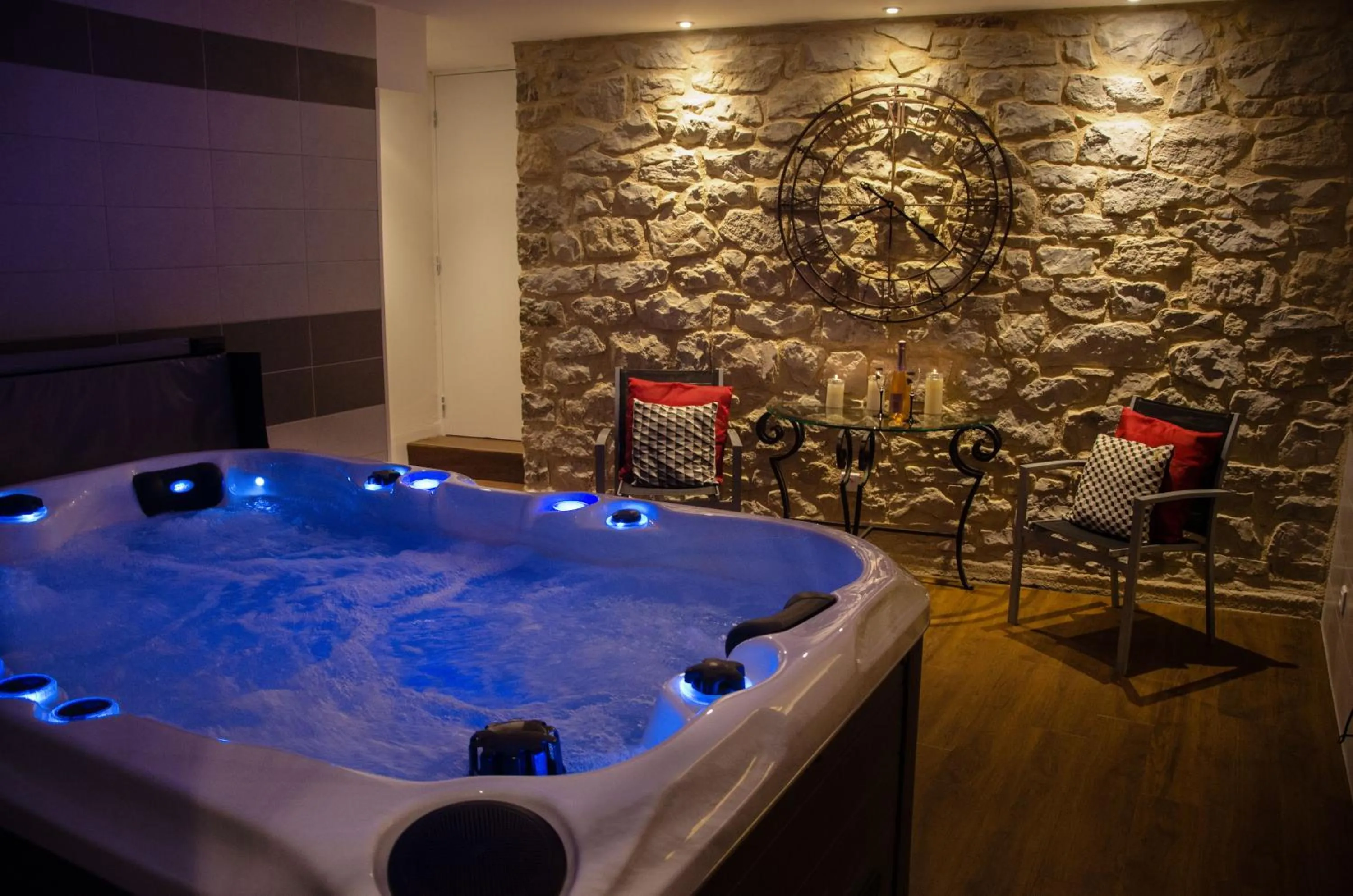 Hot Tub in Logis hôtel Aux Berges de l'Aveyron