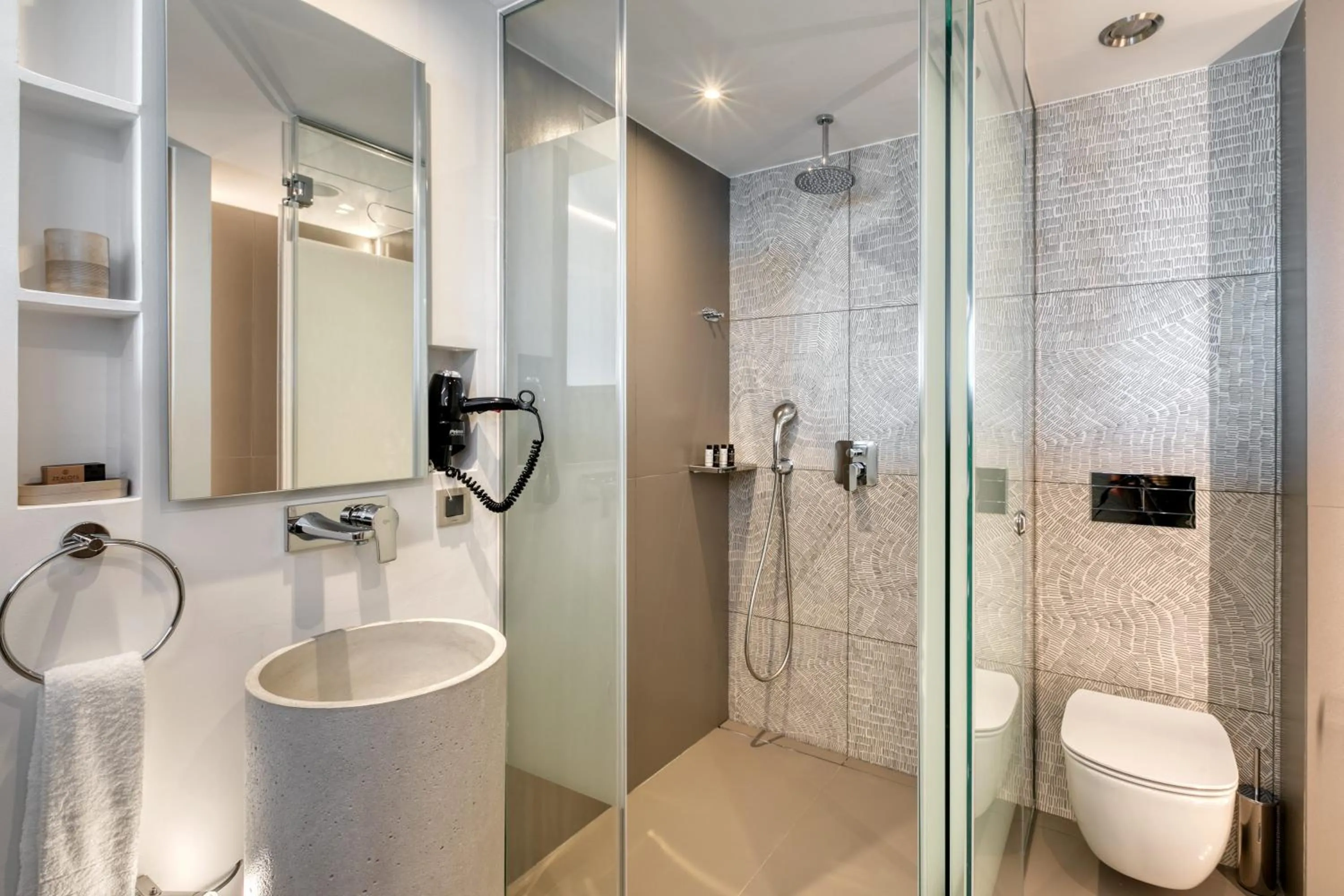 Shower in LAS HOTEL & SPA